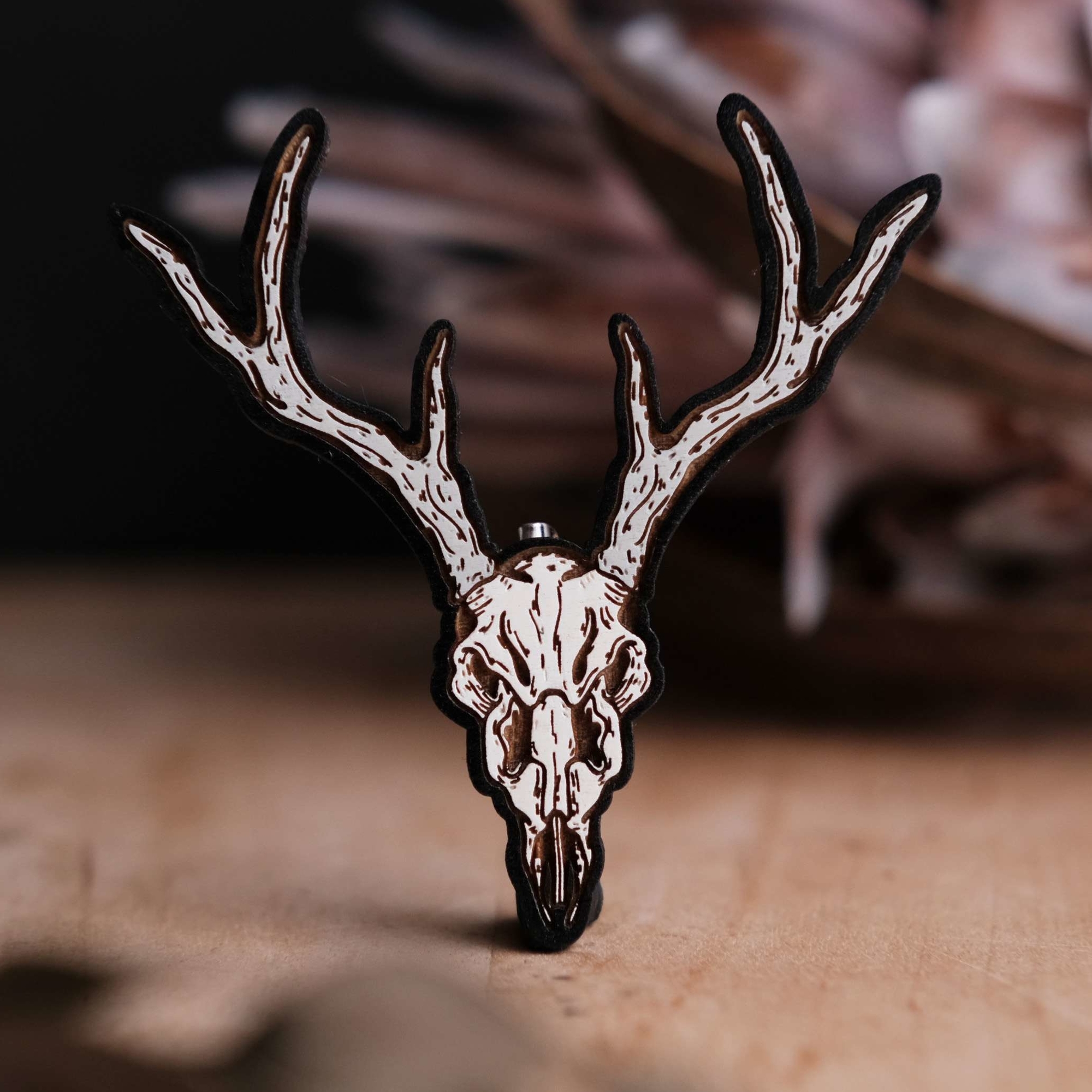 значок из дерева череп оленя