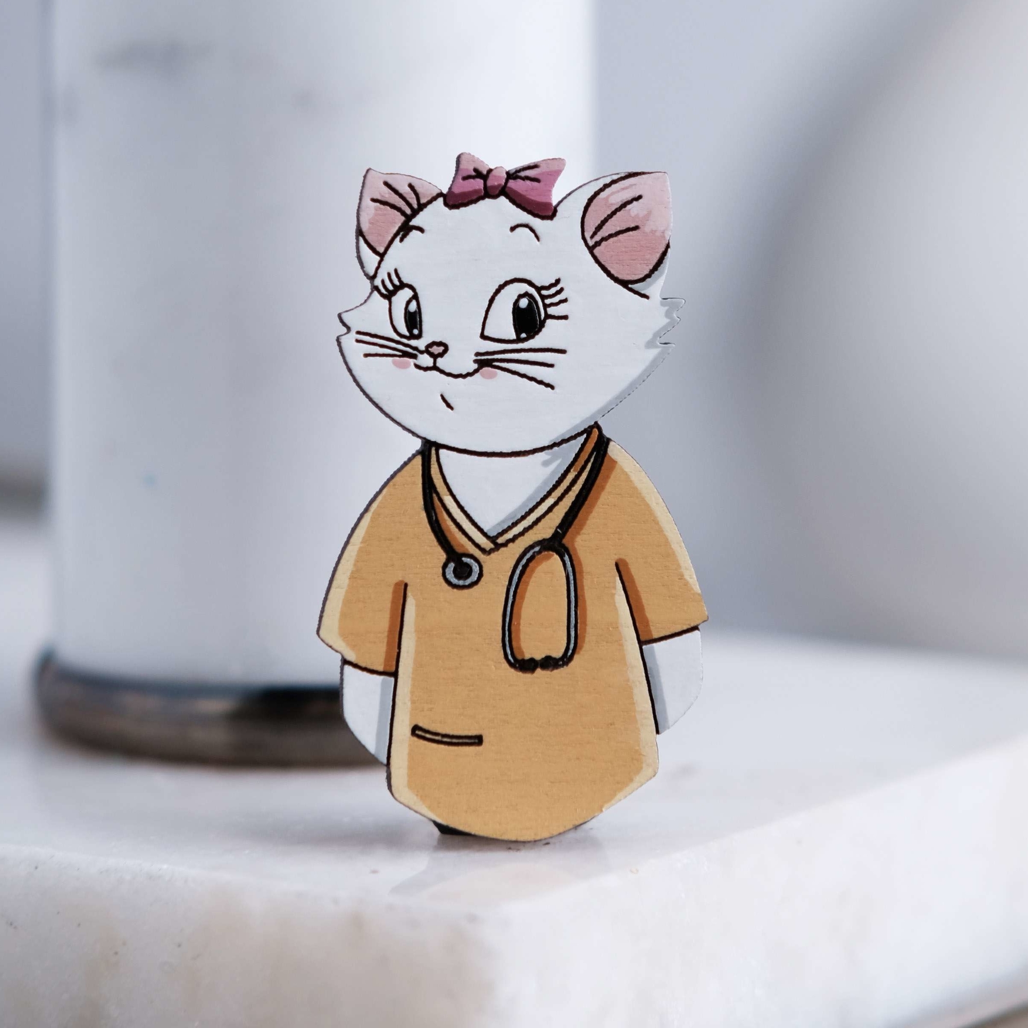 значок из дерева для врача подарок