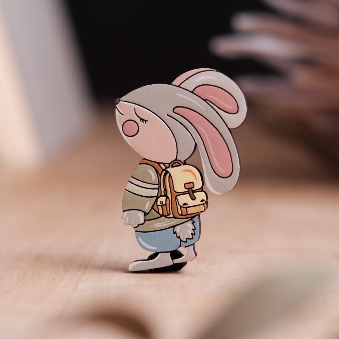 Значок заяц деревянный