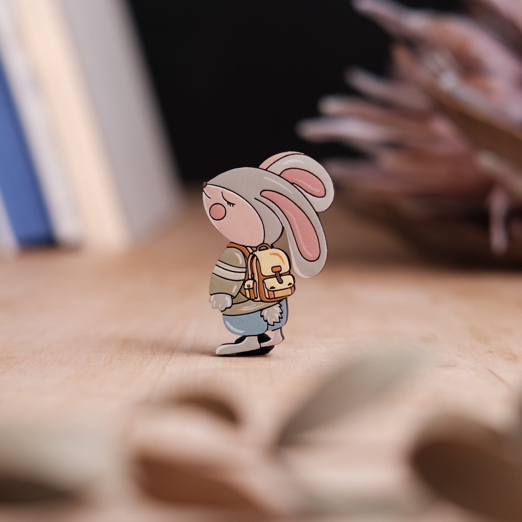 Брошь из дерева Август Вуд