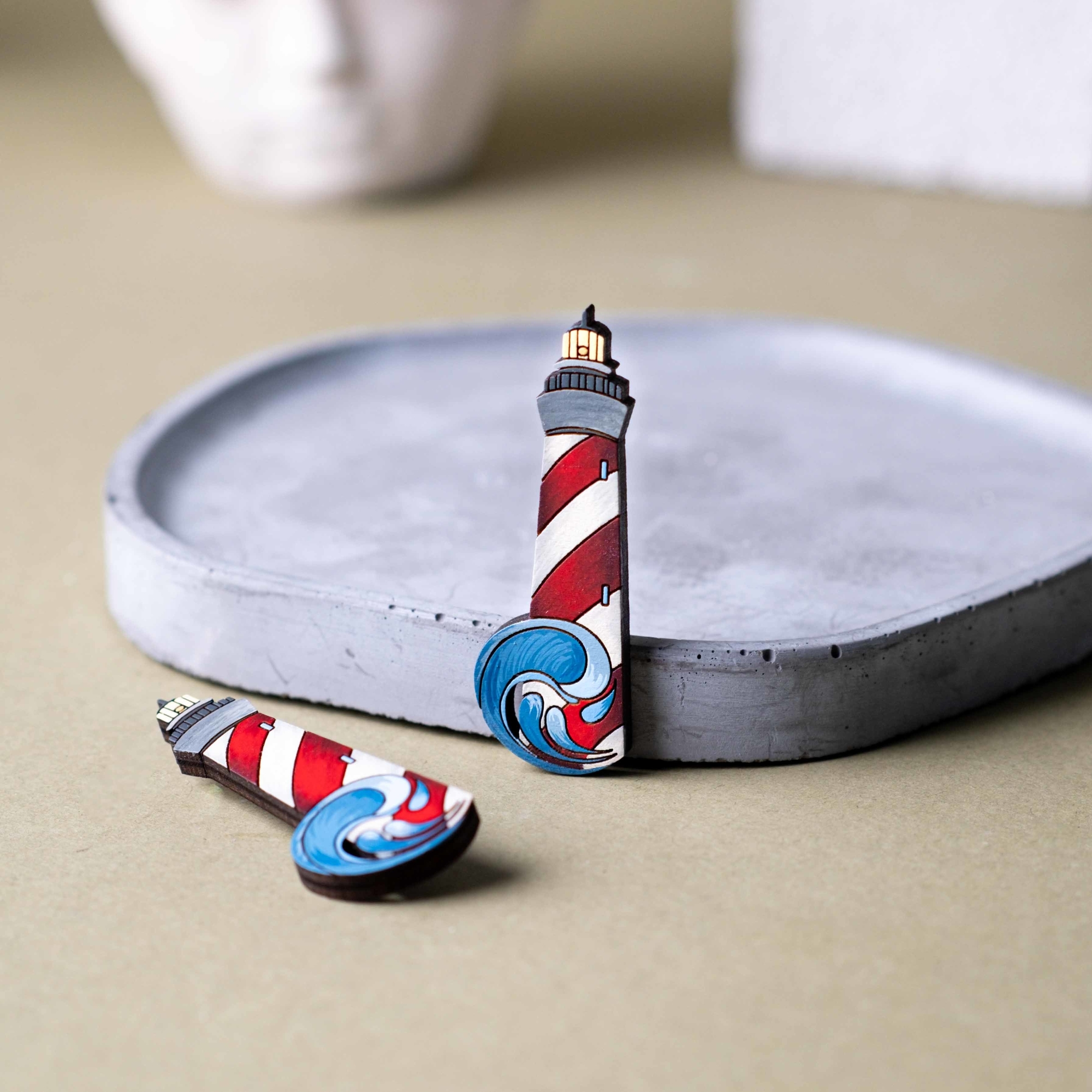 Значок из дерева маяк