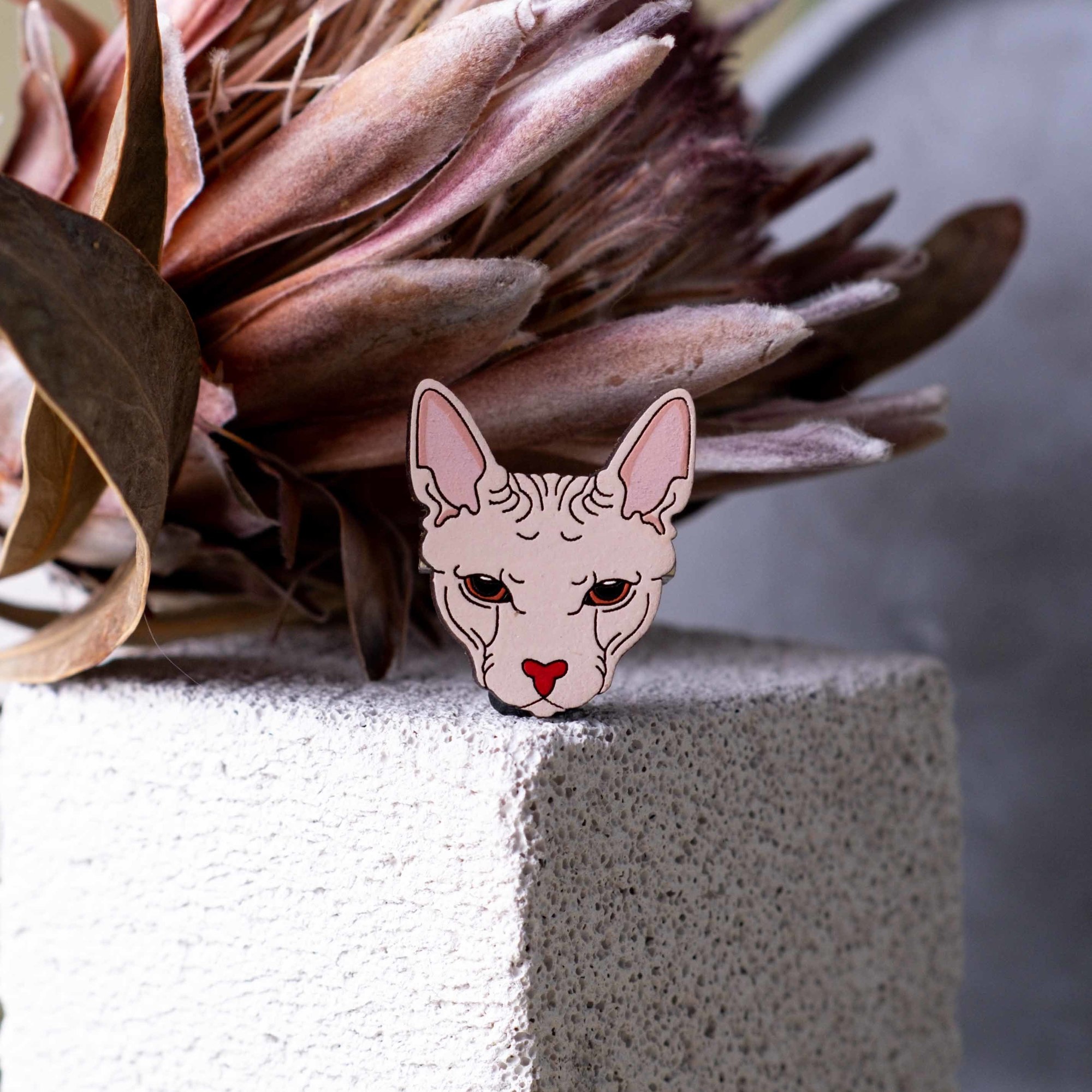 значок из дерева кот сфинкс