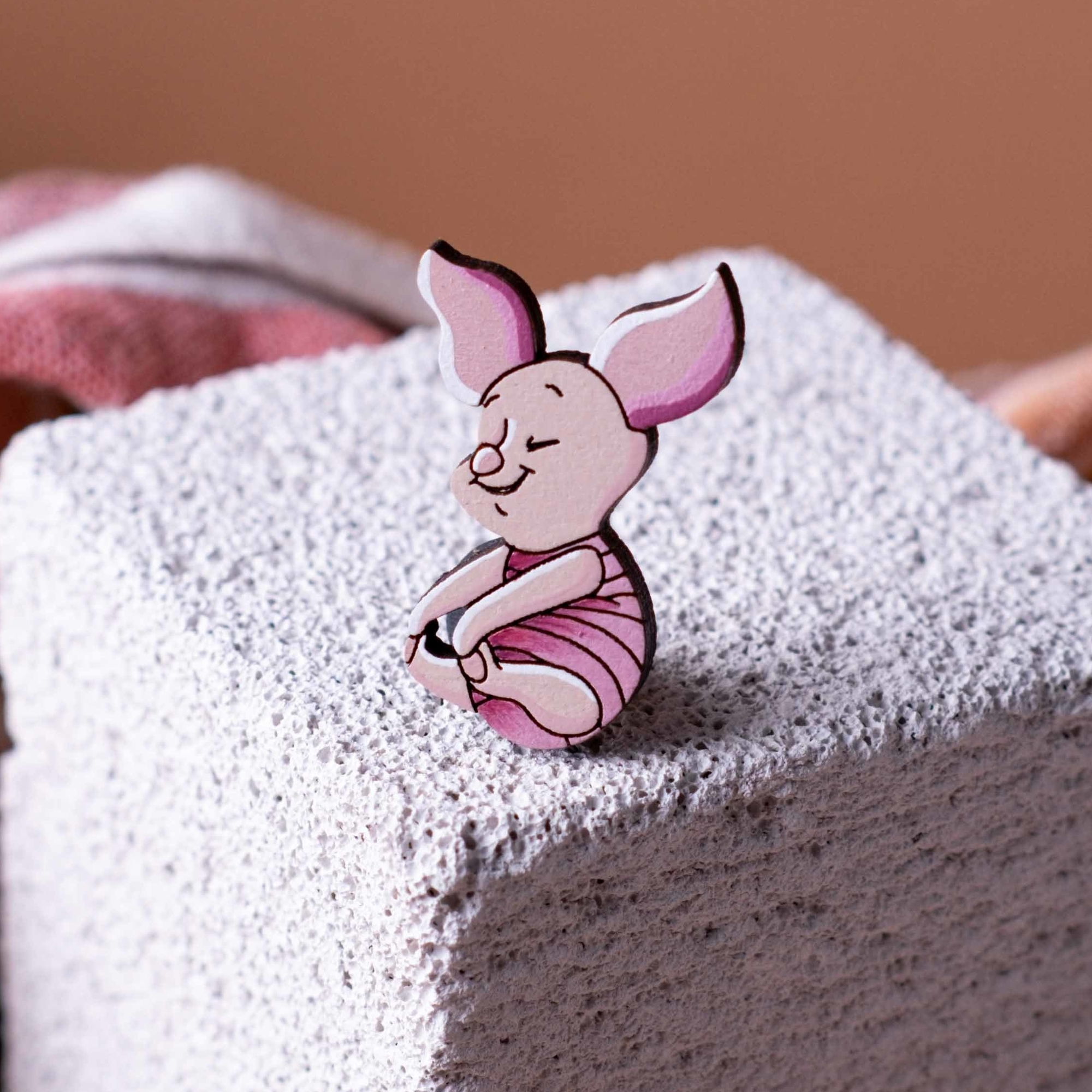 деревянные значки August Wood пятачок