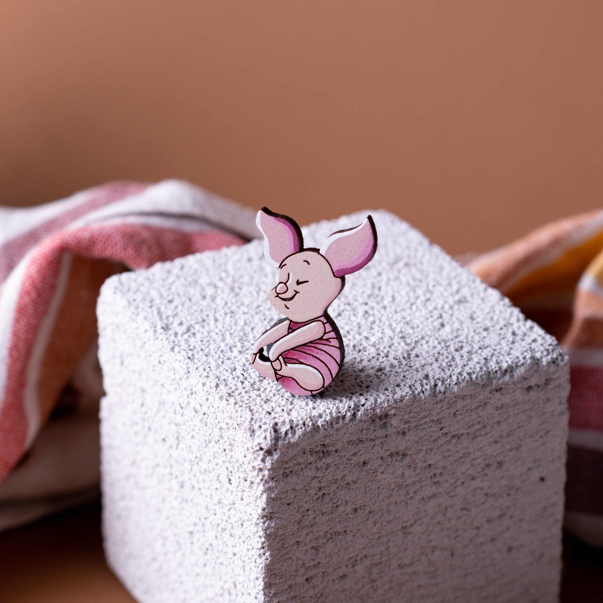 значок из дерева поросенок