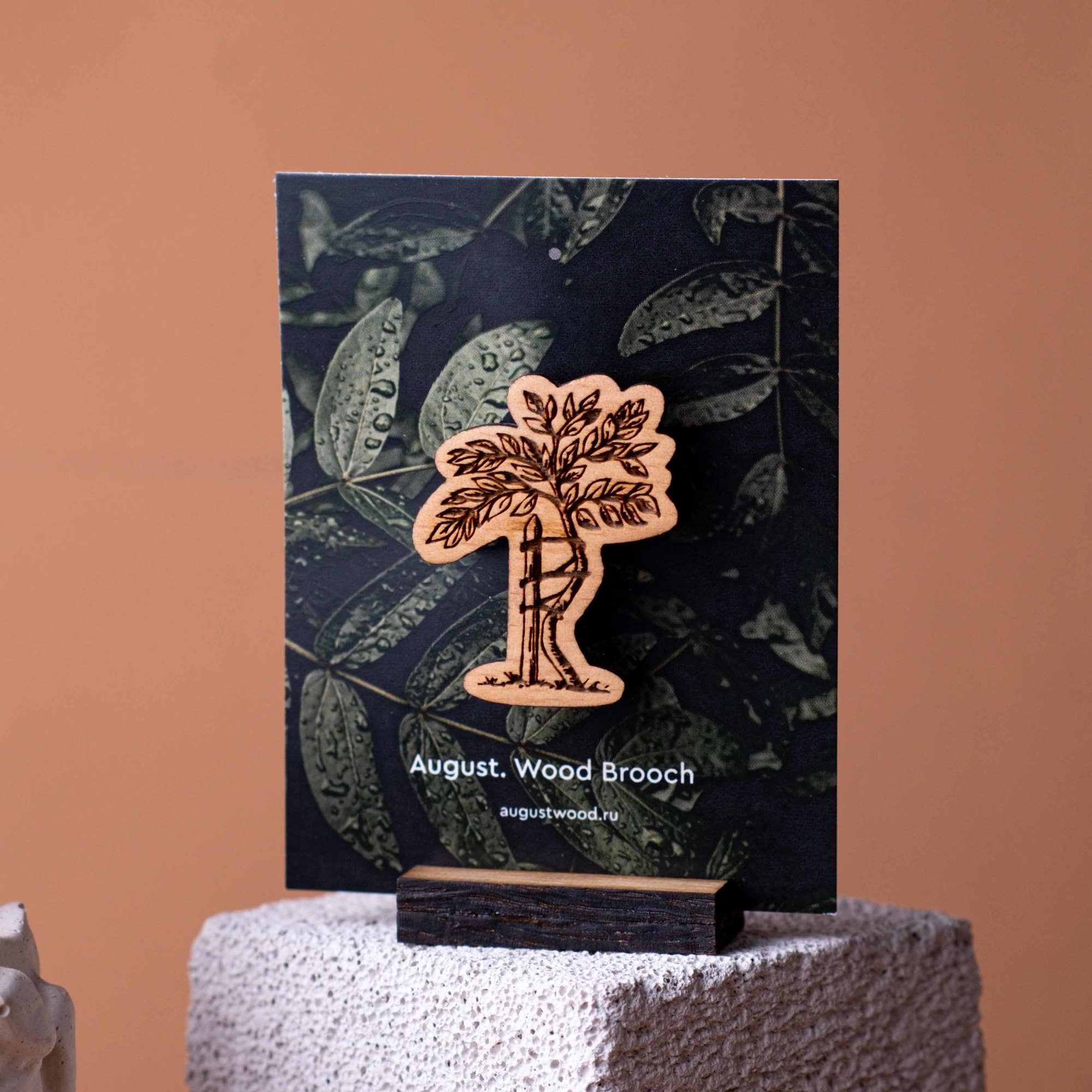 значки из дерева август вуд для врача травматолога