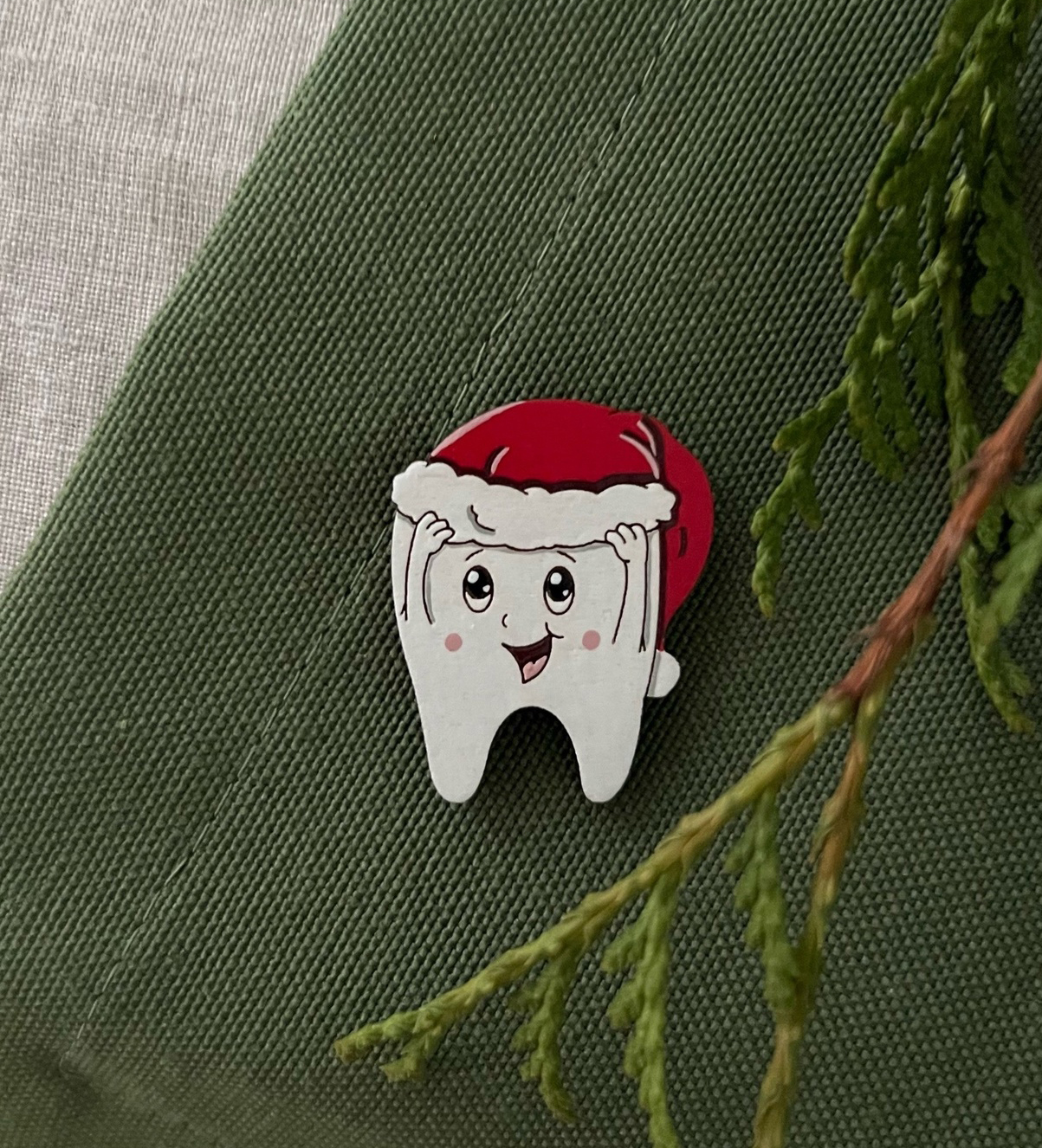 Брошь «Зуб в шапке»