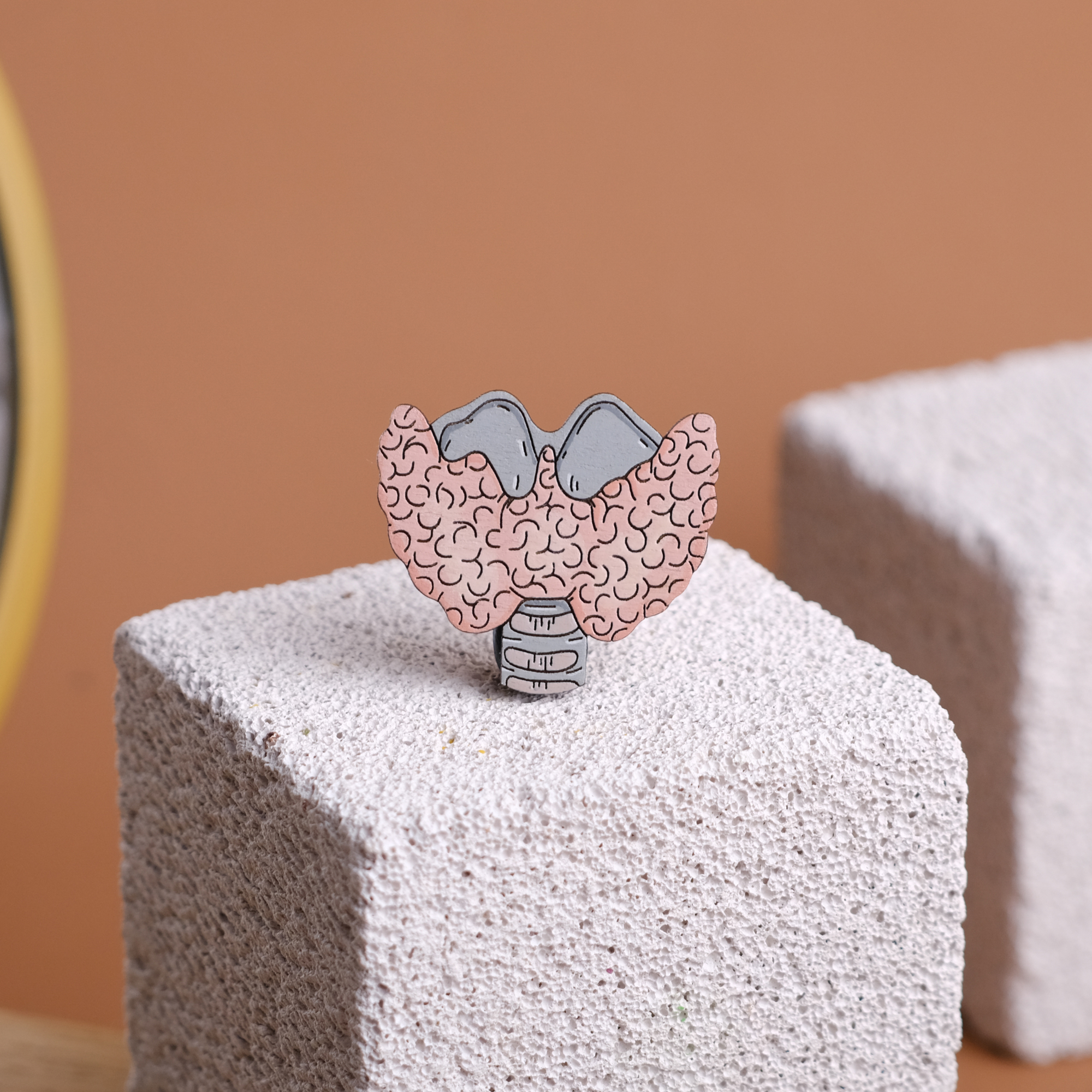 деревянный значок щитовидная железа