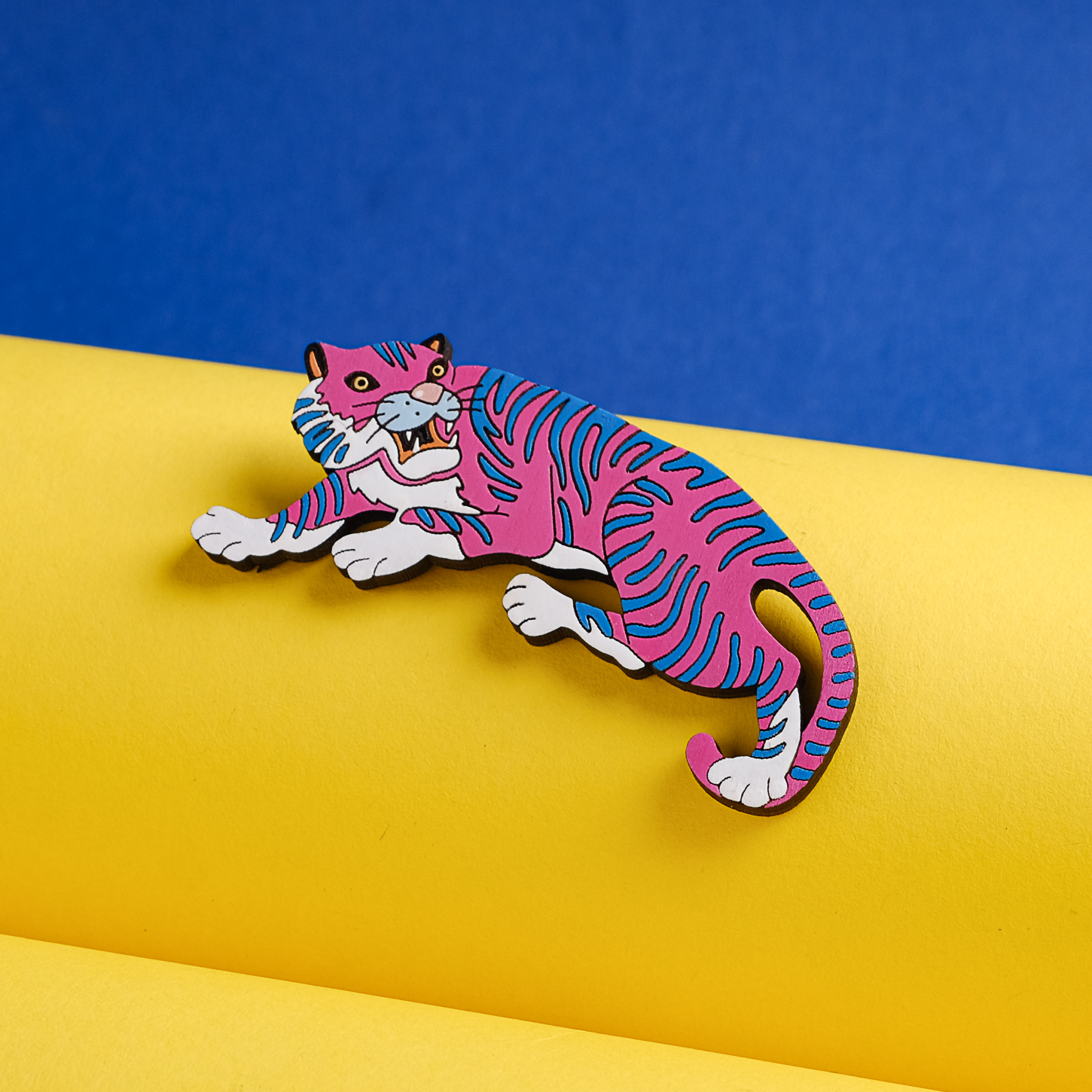 деревянный значок розовый тигр
