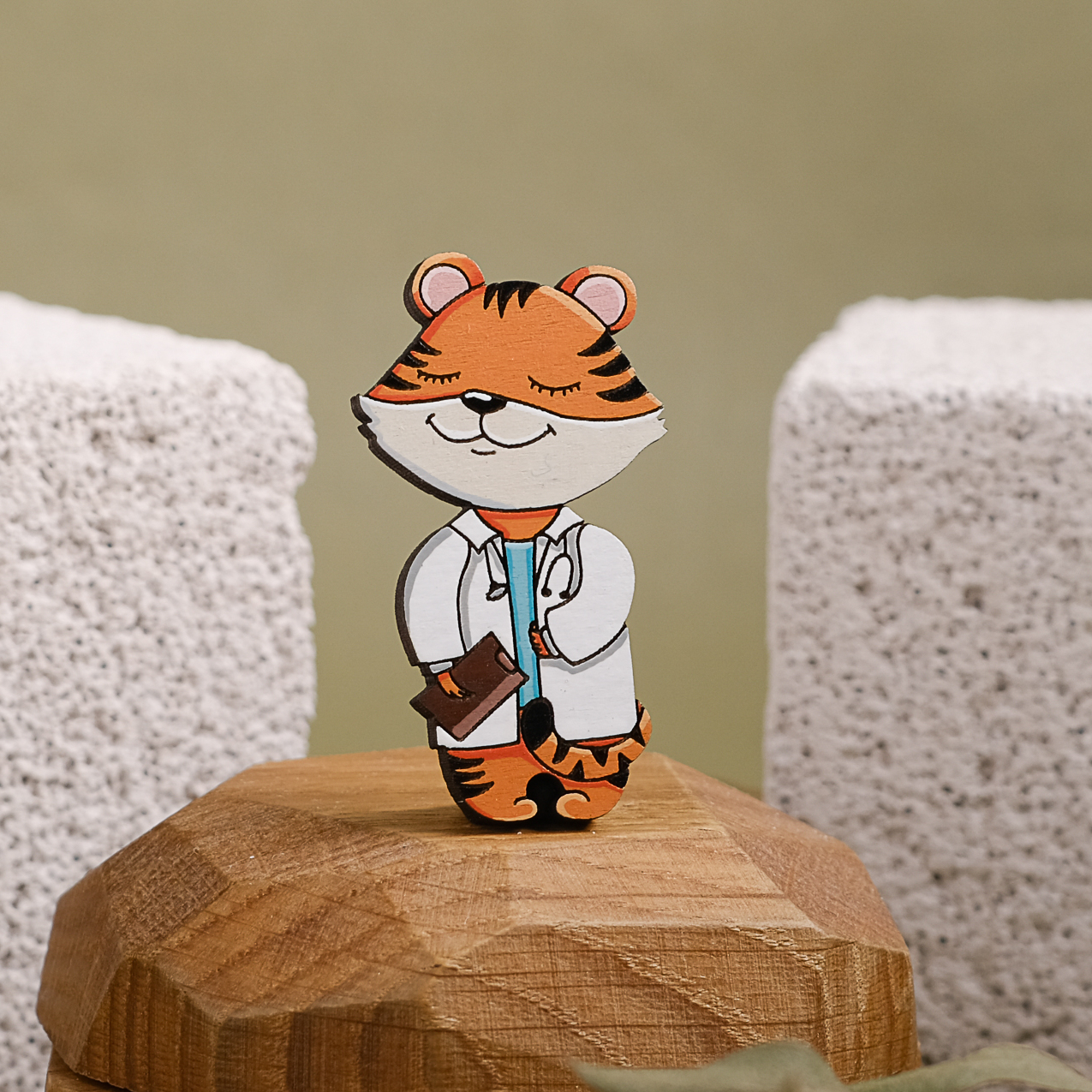 значок из дерева для врачей August Wood