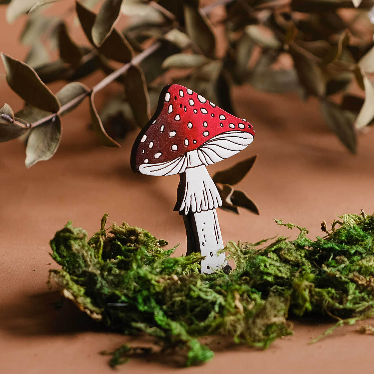 значок из дерева август вуд