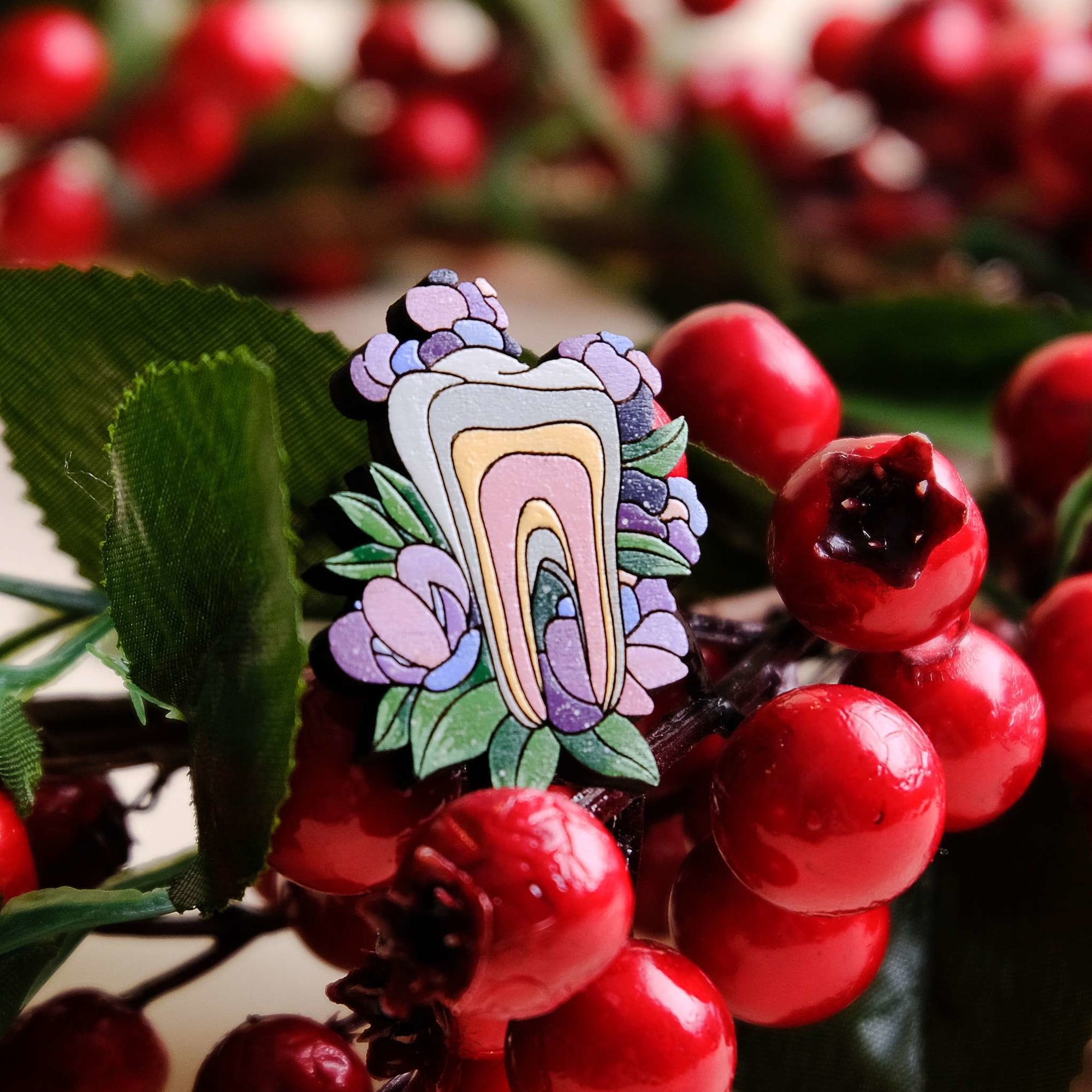 значок из дерева для врачей August Wood