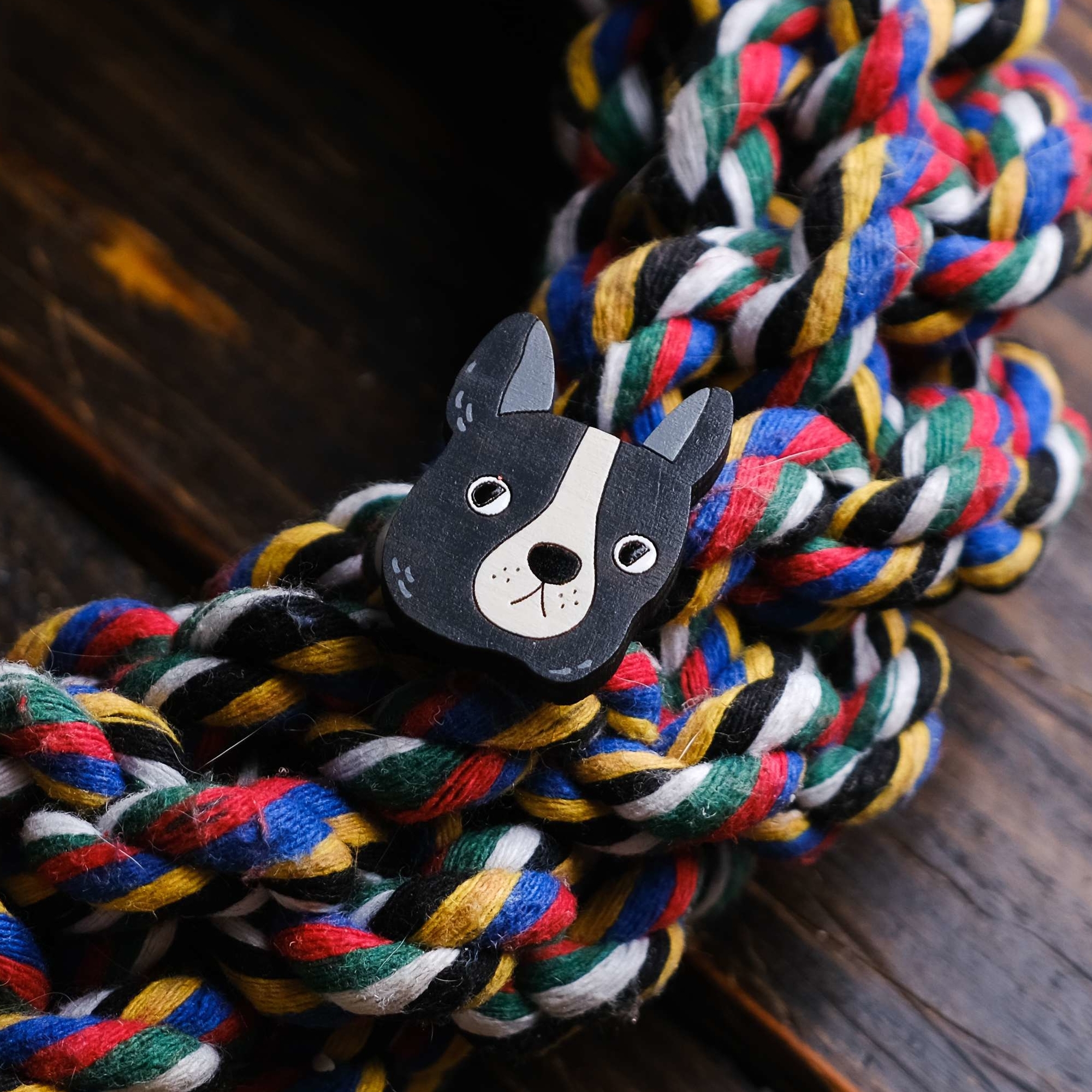 August Wood деревянный значок