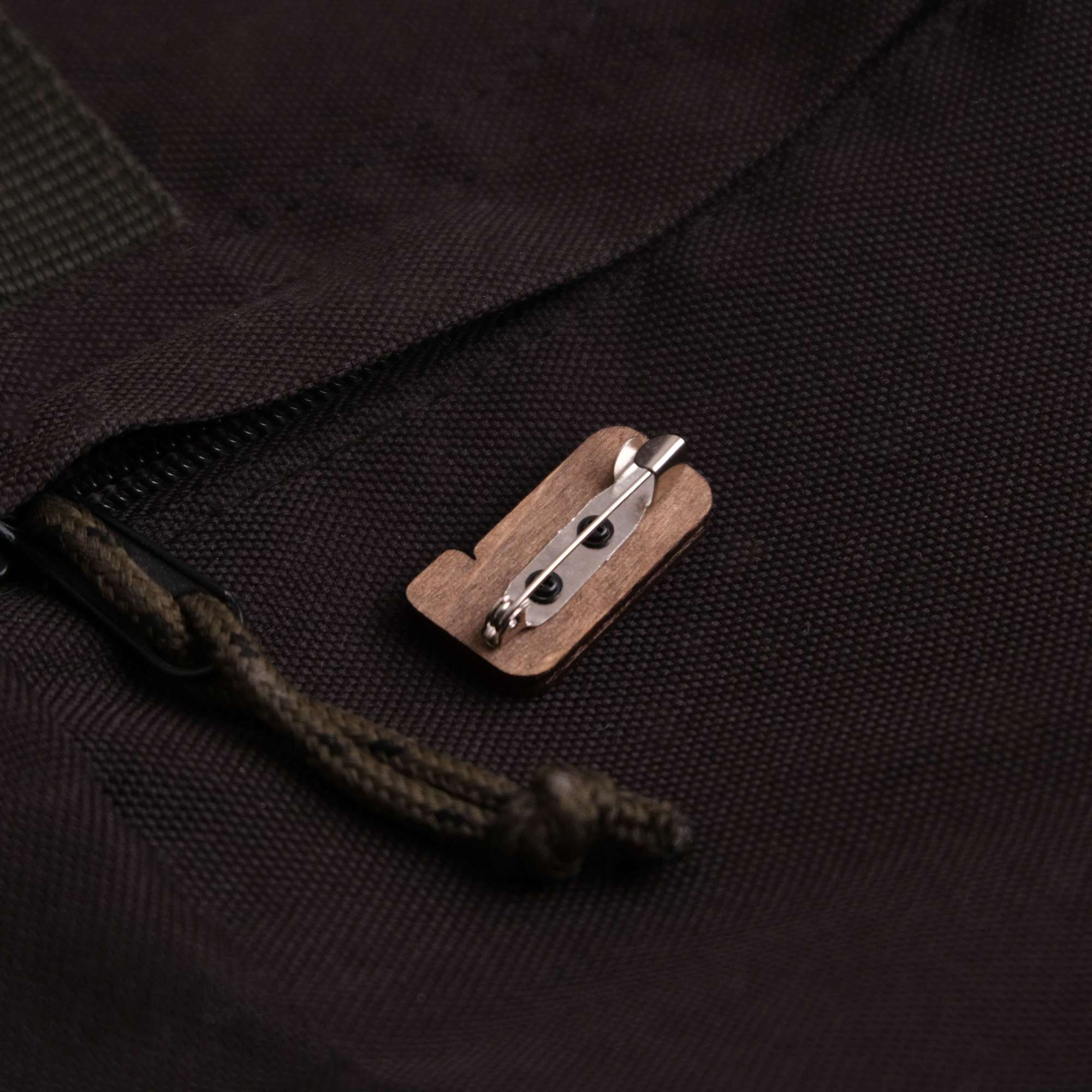 значки из дерева august Wood