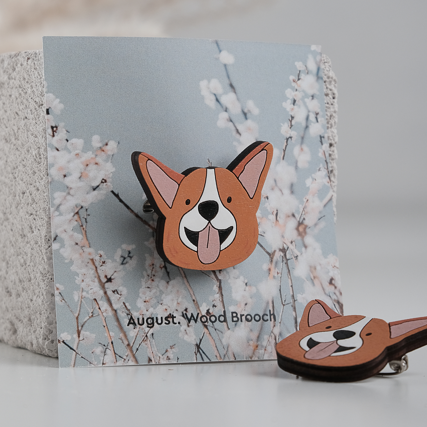 значок из дерева корги