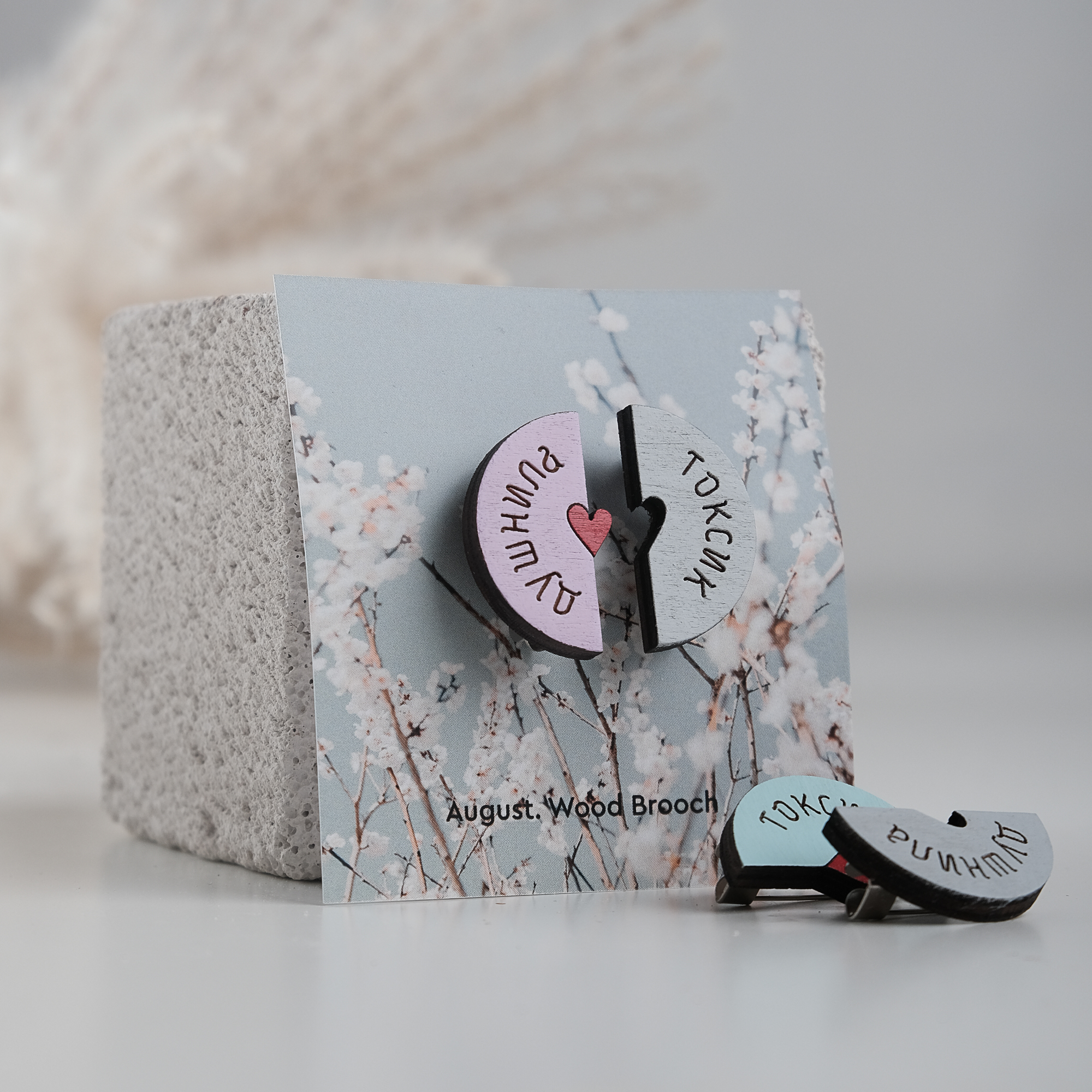 значки из дерева august Wood