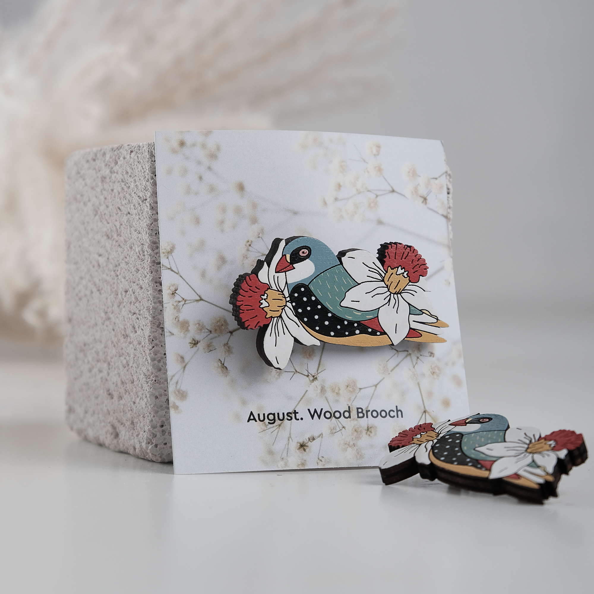 Значок из дерева от август вуд птичка