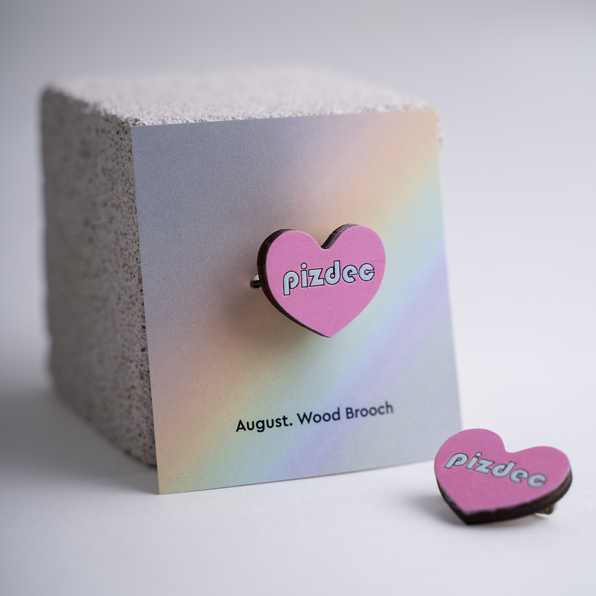 значок с надписью August Wood