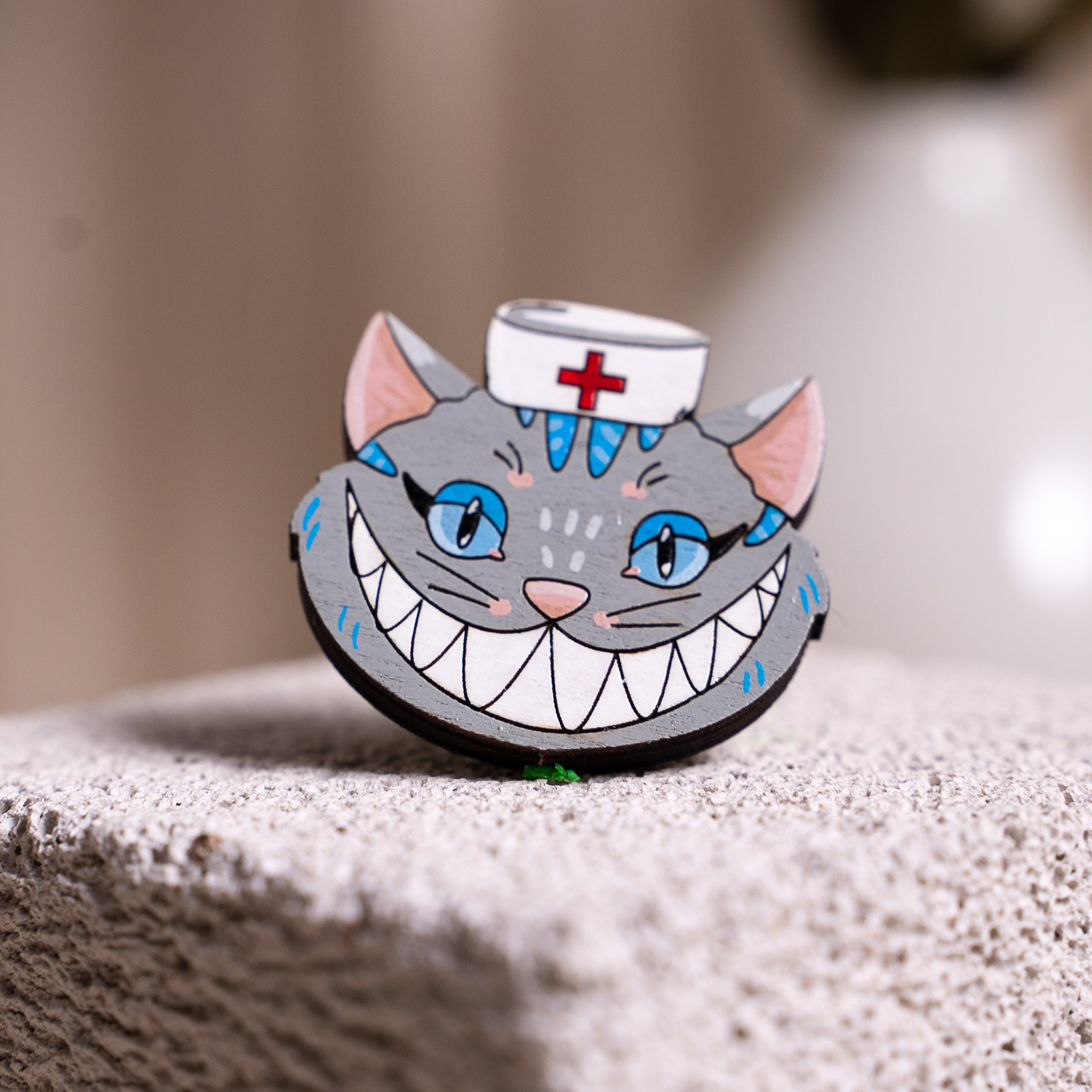 август вуд деревянный значок