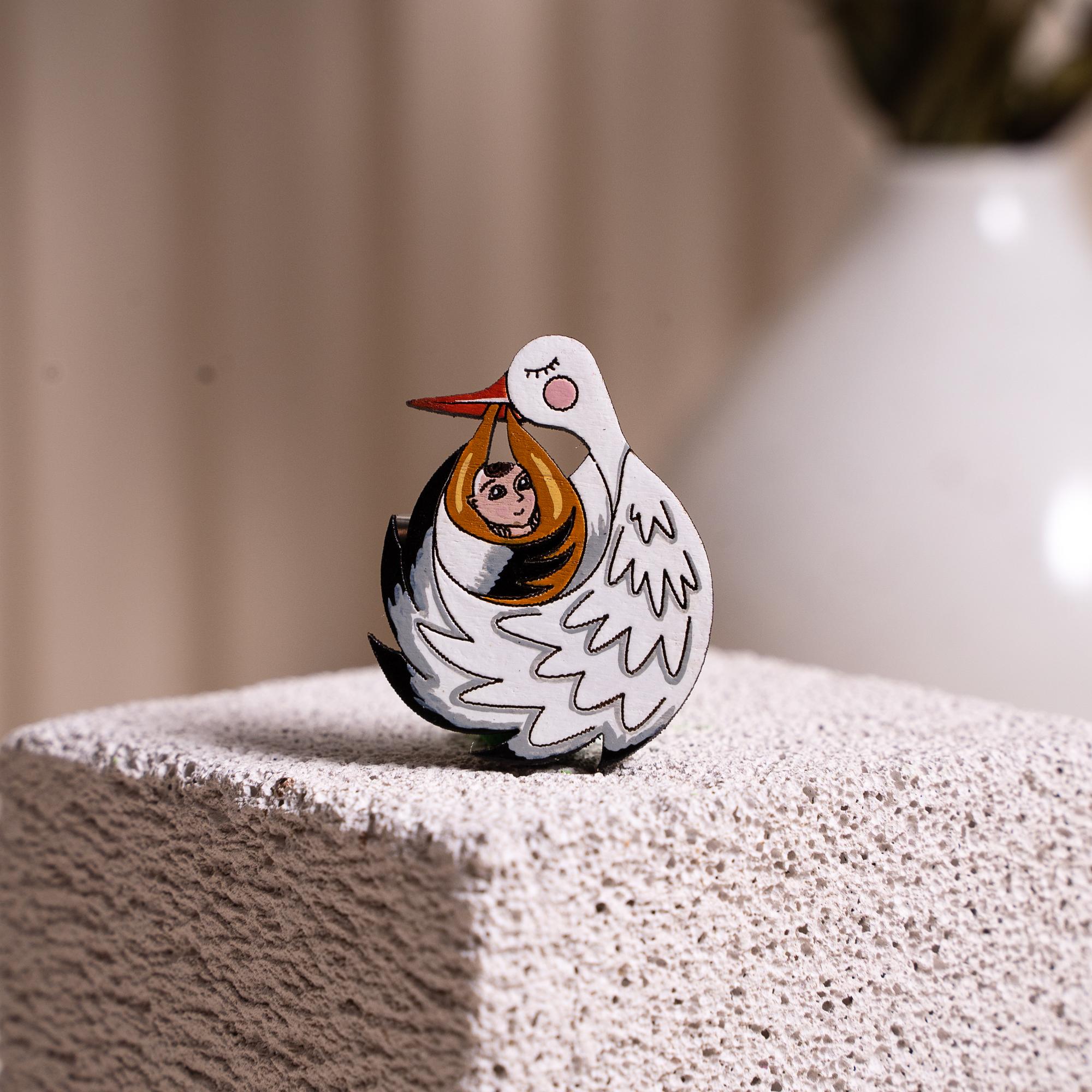 значок из дерева для врачей August Wood