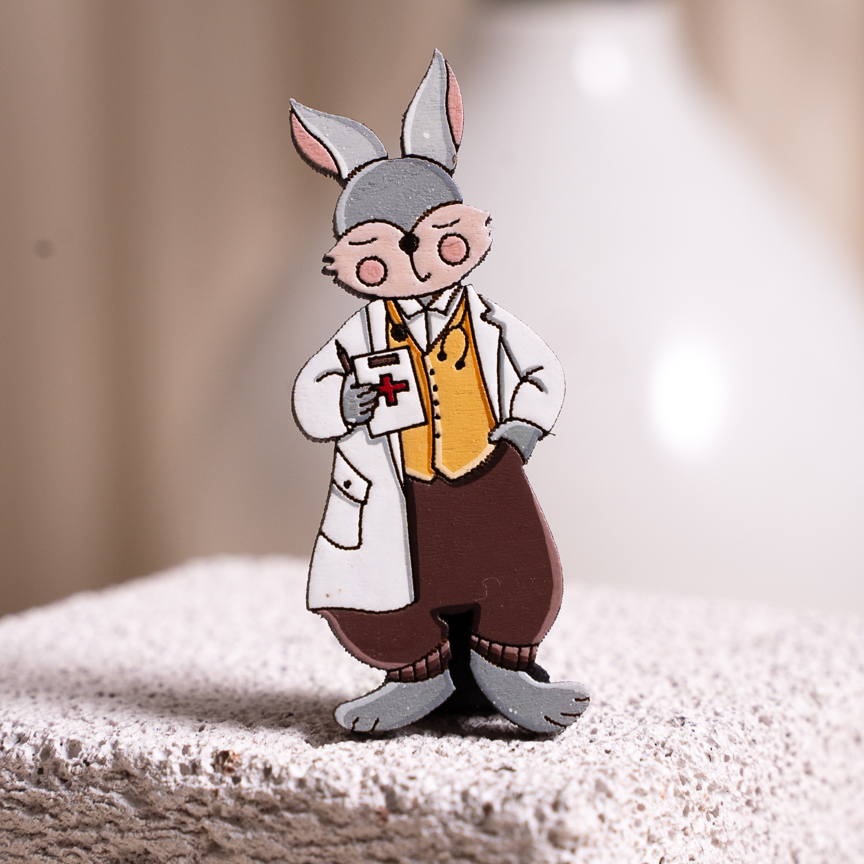 значок из дерева  August Wood для врача