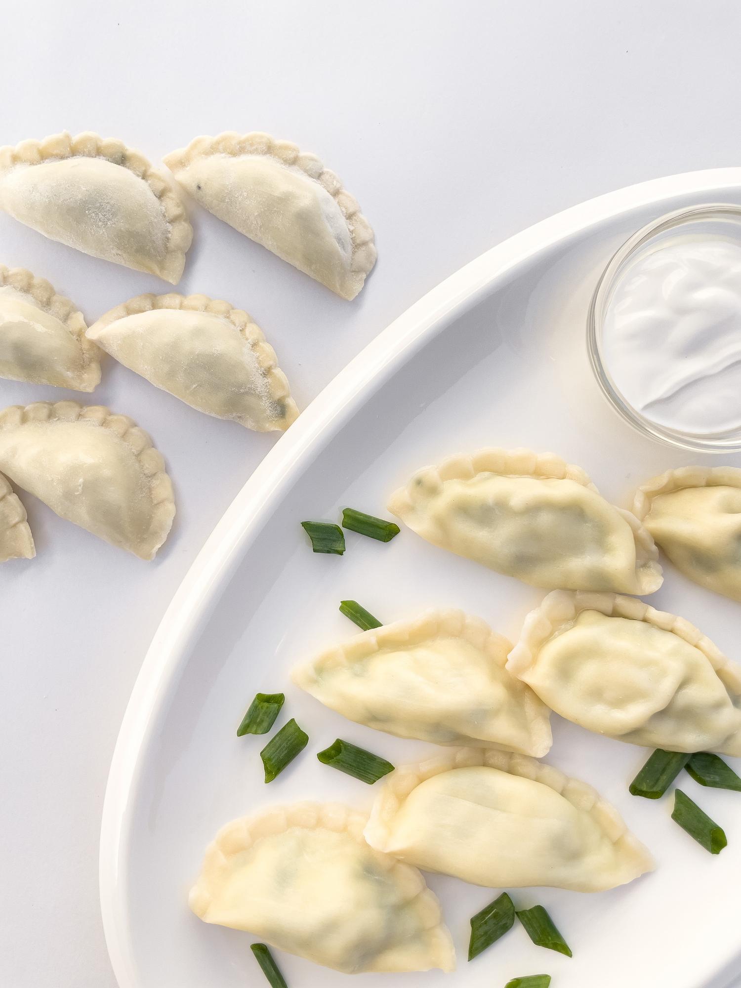 Вареники с зеленым луком и яйцом