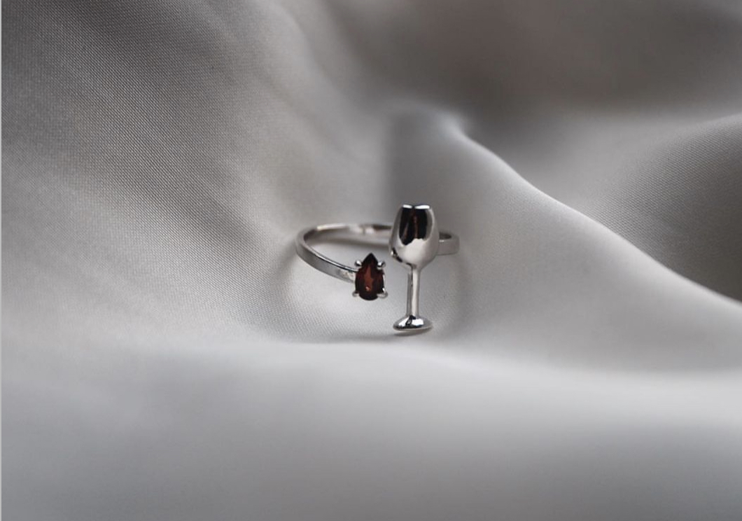 In Vino Veritas | White I Кольцо Бокал с гранатом, белая латунь