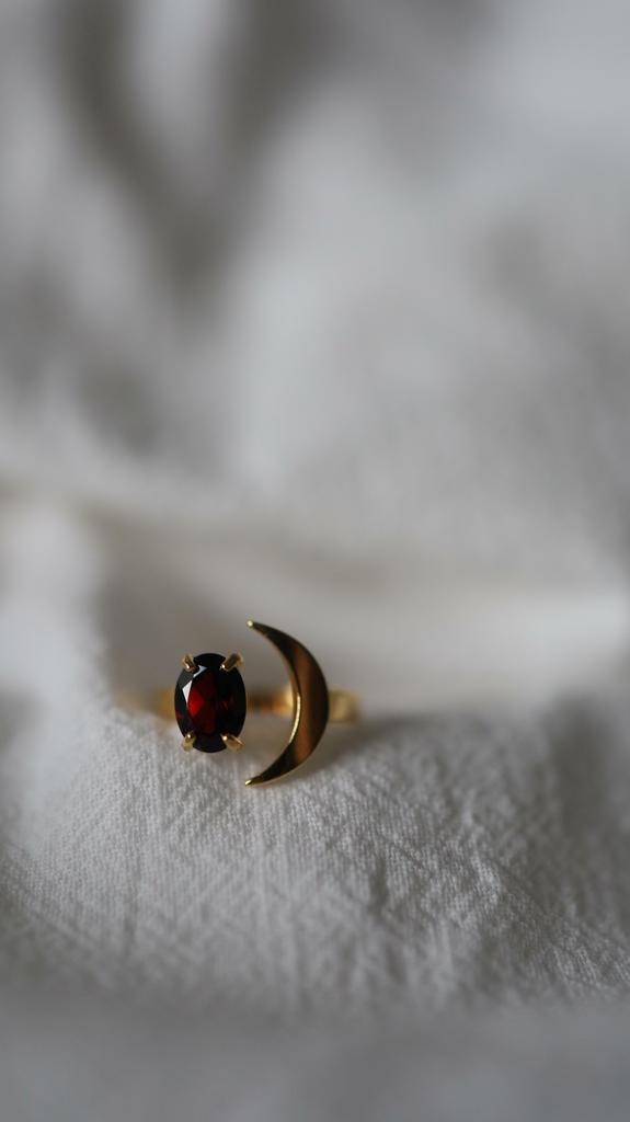 Garnet Moon Sunny I Кольцо с гранатом, латунь