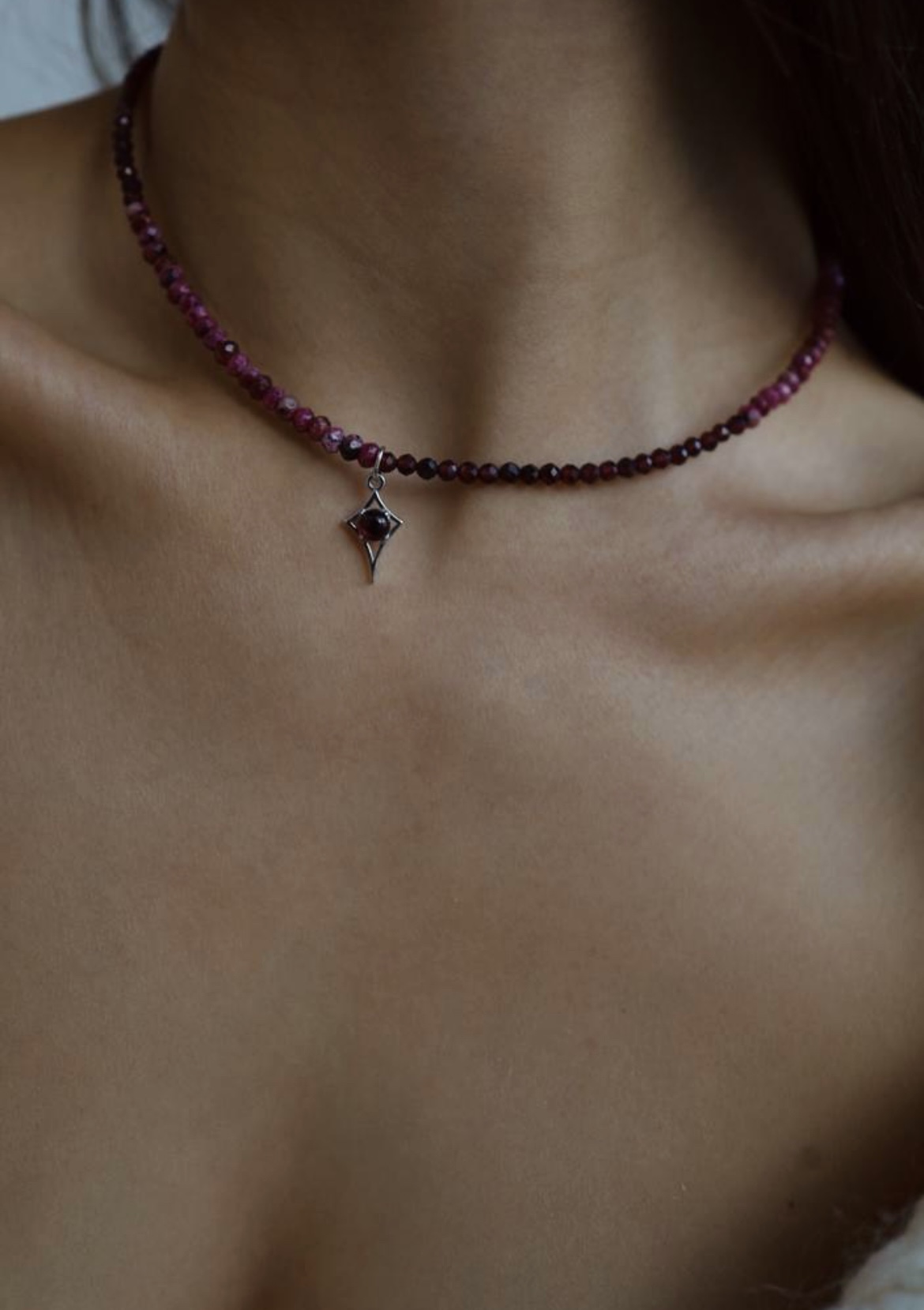 Garnet Star I Колье Путеводная Звезда с гранатом и агатом, белая латунь