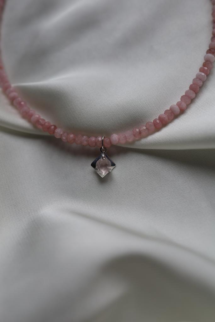 Rose Heart Necklace I Колье с розовым агатом и кварцем, белая латунь, сталь