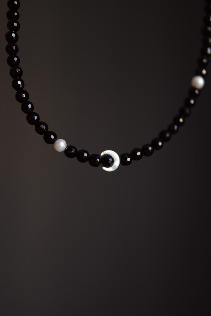 Black Agate Moon I Колье с агатом и перламутром