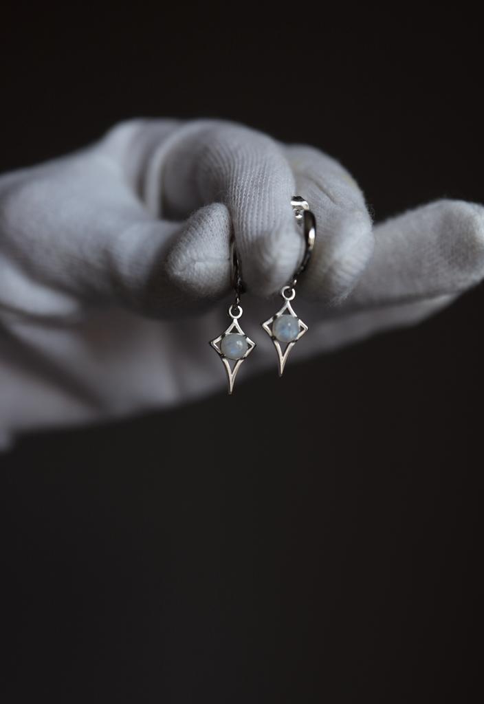 Moonstone Stars I Серьги с лунным камнем, белая латунь, сталь