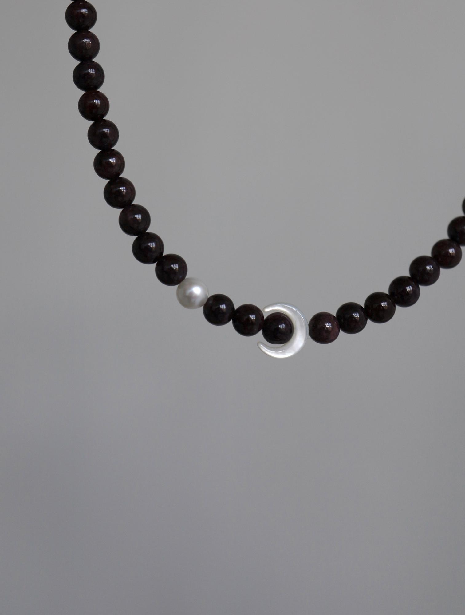 Garnet Pearl Moon Necklace I Колье из граната и перламутра