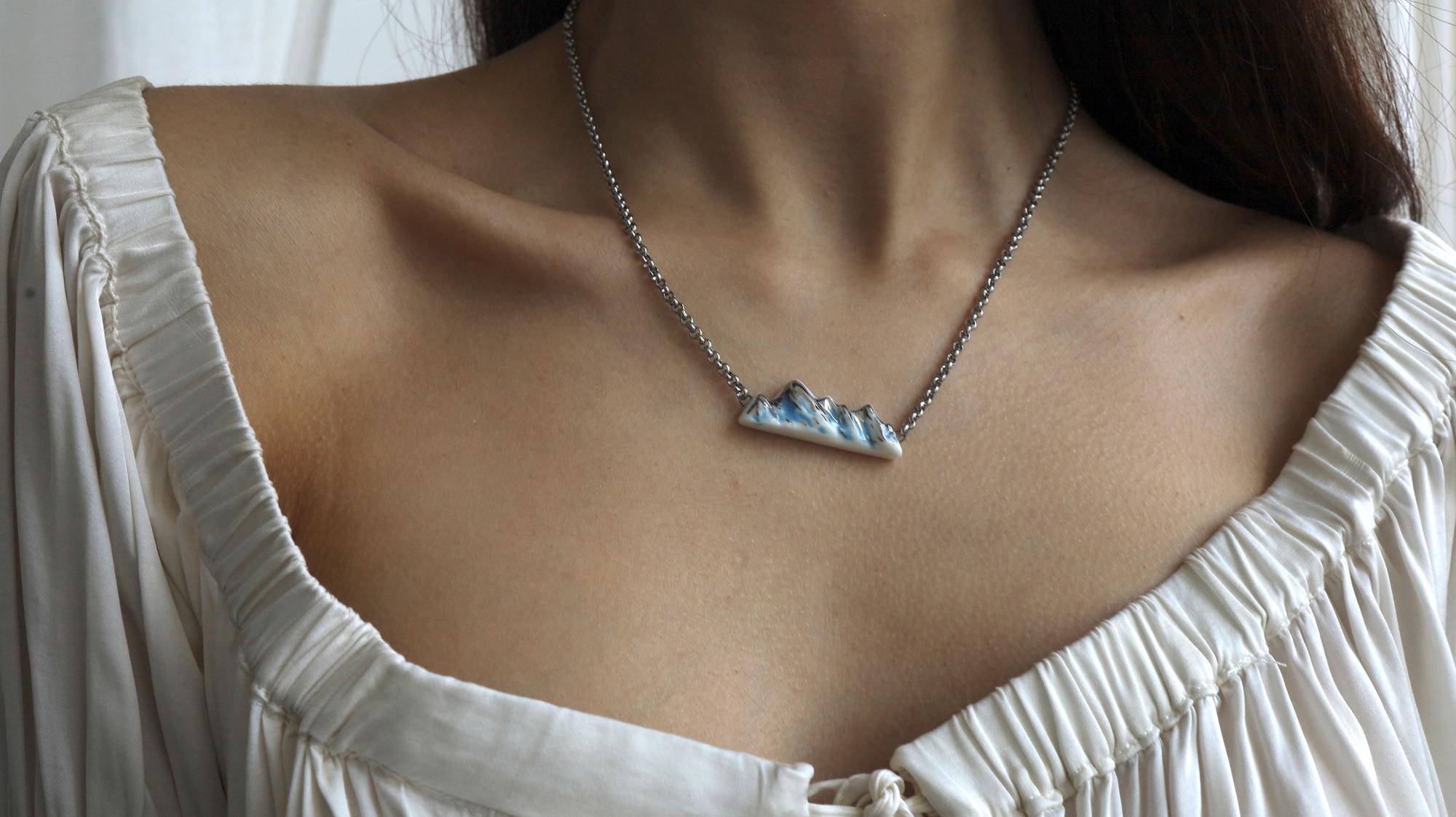 Blue Mountains I Колье Горы из фарфора и стали