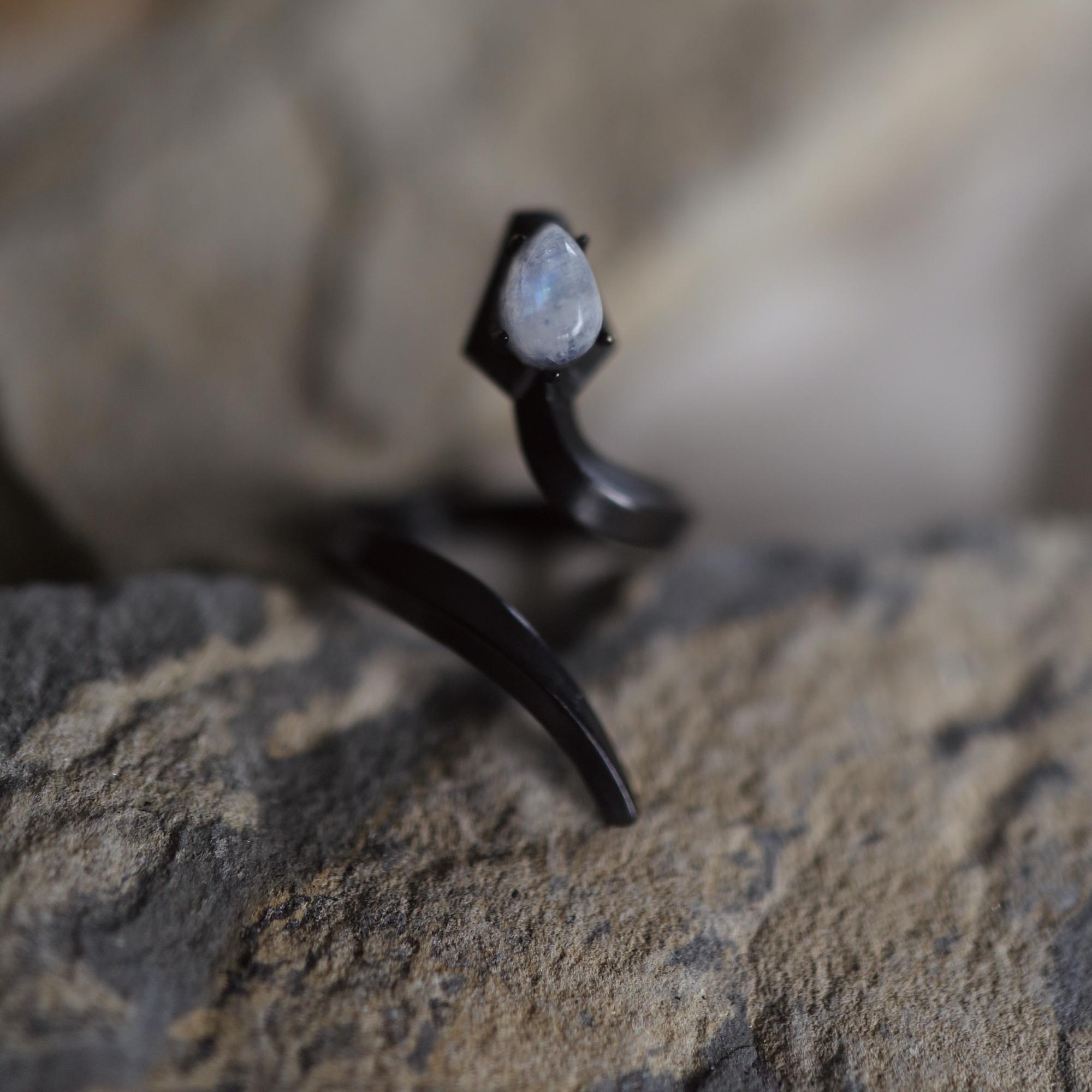 Black Moonstone Snake I Кольцо Змея с лунным камнем