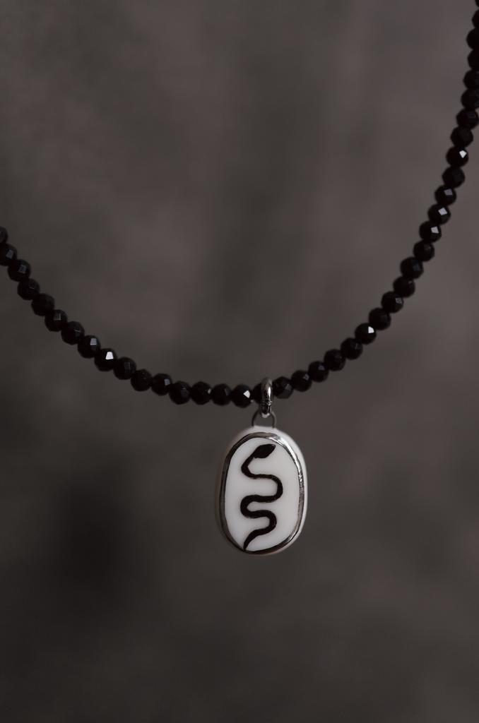 Black Agate Snake I Колье из фарфора и агата