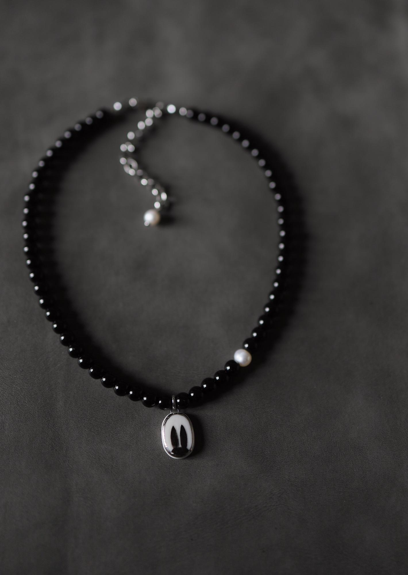 Black Bunny Agate I Колье из агата и фарфора