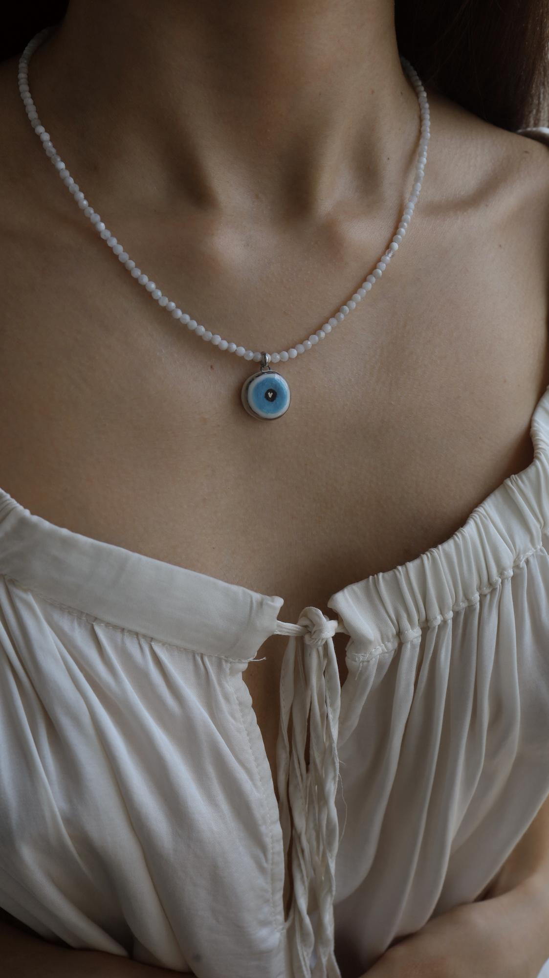 Blue Heart Eye I Колье из лунного камня и фарфора