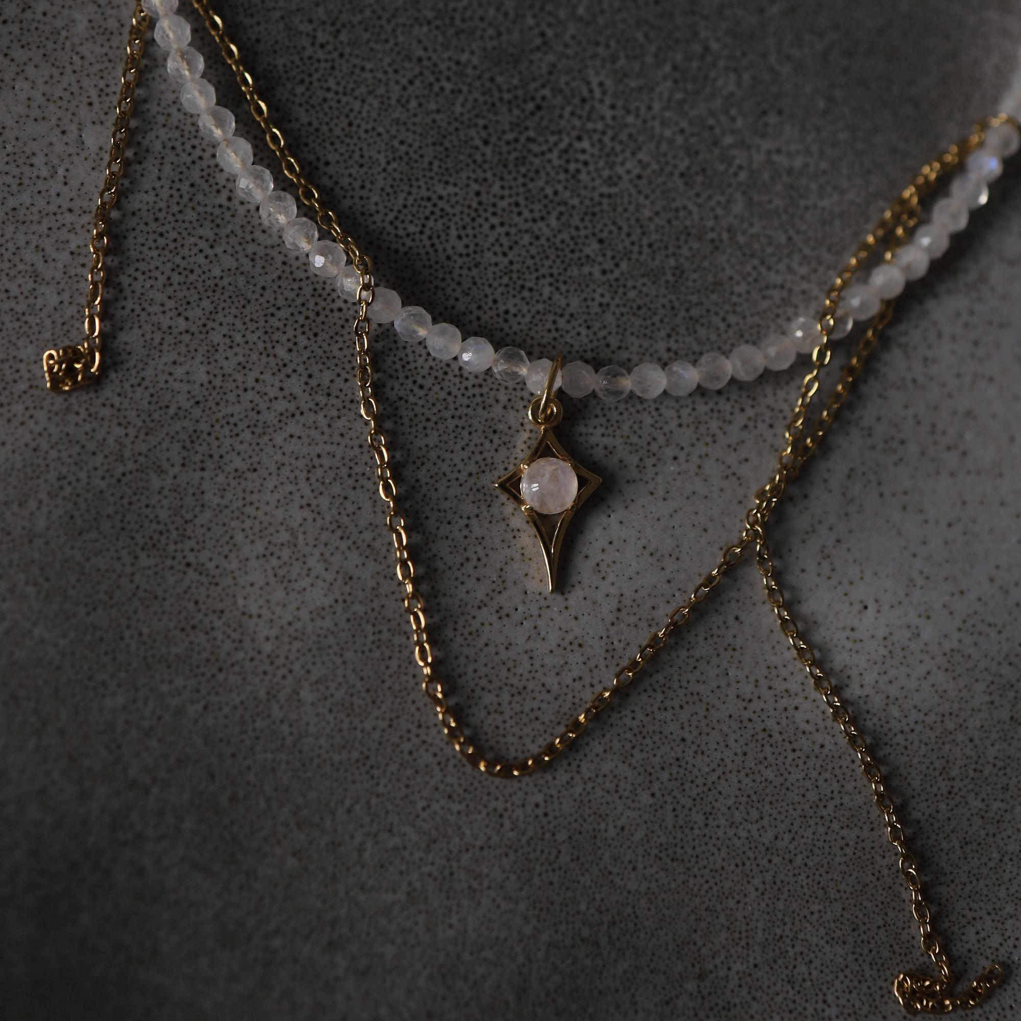 Sunny Star Moonstone I Колье Путеводная звезда с лунным камнем в позолоте