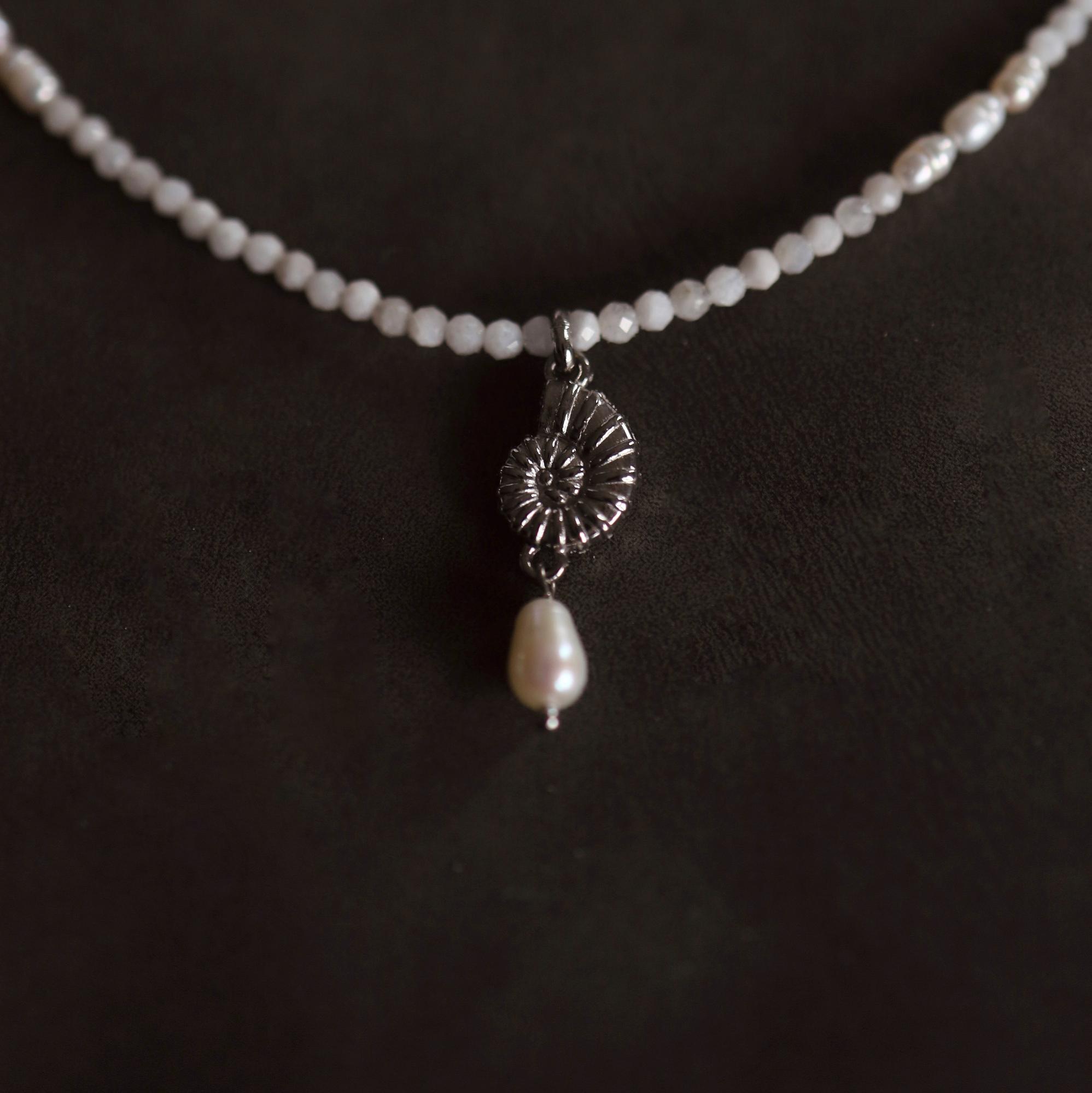 Moonstone Shell Necklace I Колье Ракушка из лунного камня