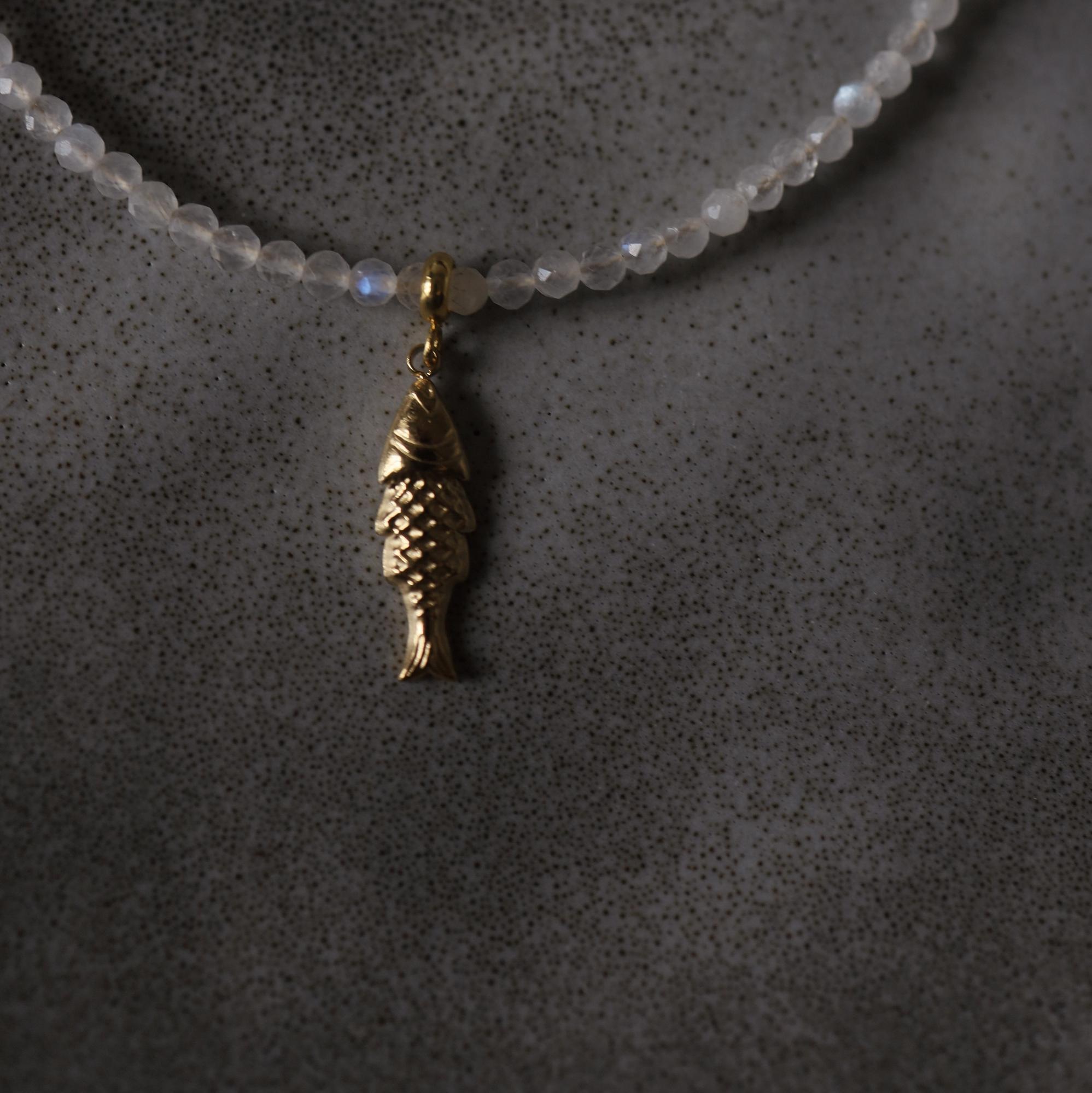 Moonstone Gold Fish I Колье-Чокер рыбка с лунным камнем
