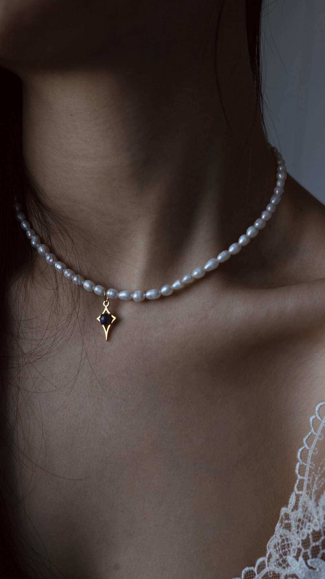 Колье Путеводная звезда с лабрадоритом и жемчугом, латунь, позолота I Sunny Star Labradorite