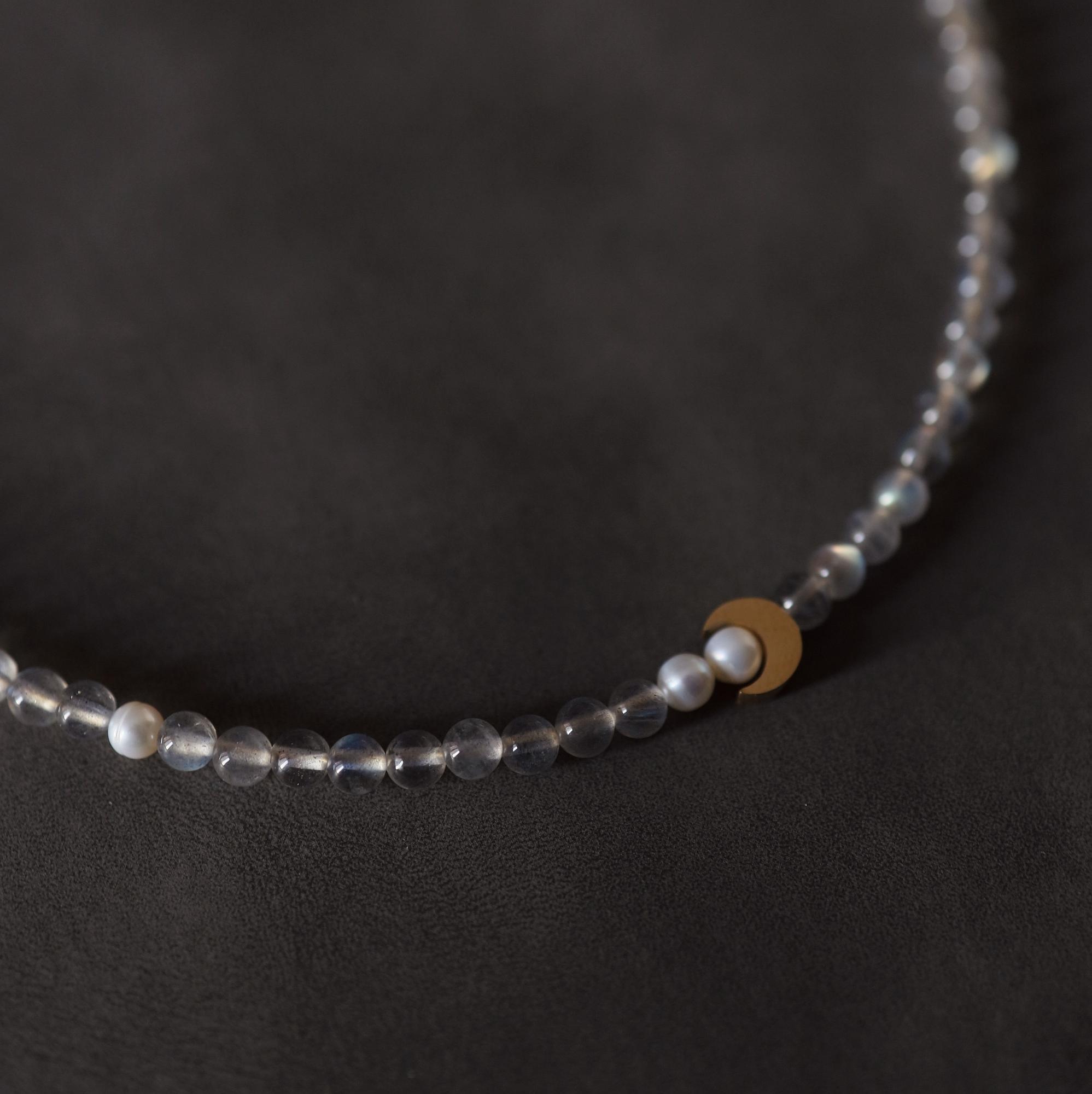 Колье-Чокер Луна из лабрадорита с жемчугом