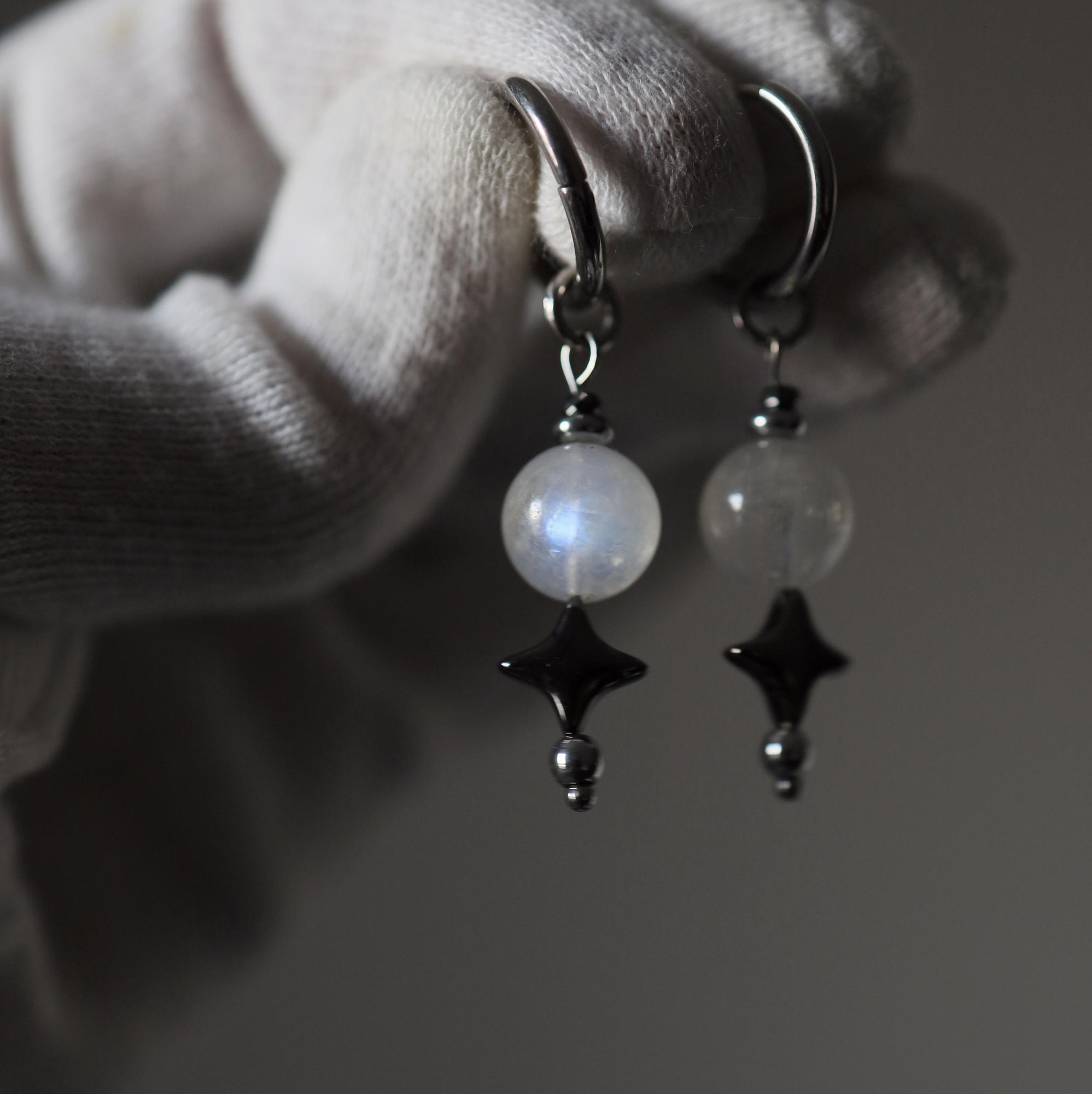Серьги Звезды из лунного камня, гематита и стали I Black Stars Moonstone
