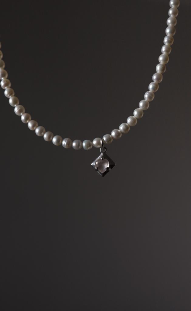 Колье-Чокер из жемчуга с розовым кварцем огранки «Сердце»