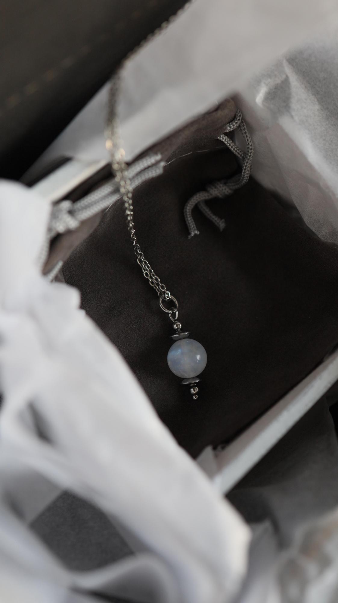 Подвеска Юла с лунным камнем