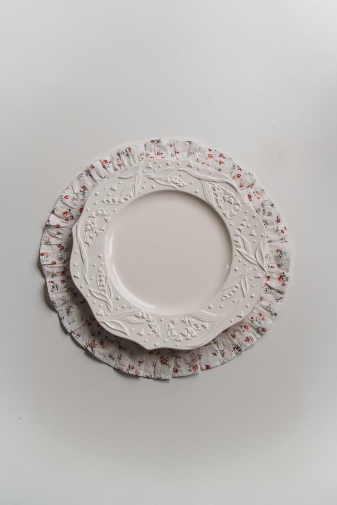 Круглая салфетка в мелкий цветочек