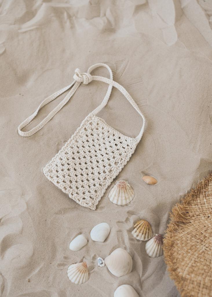 Вязаная сумка под телефон