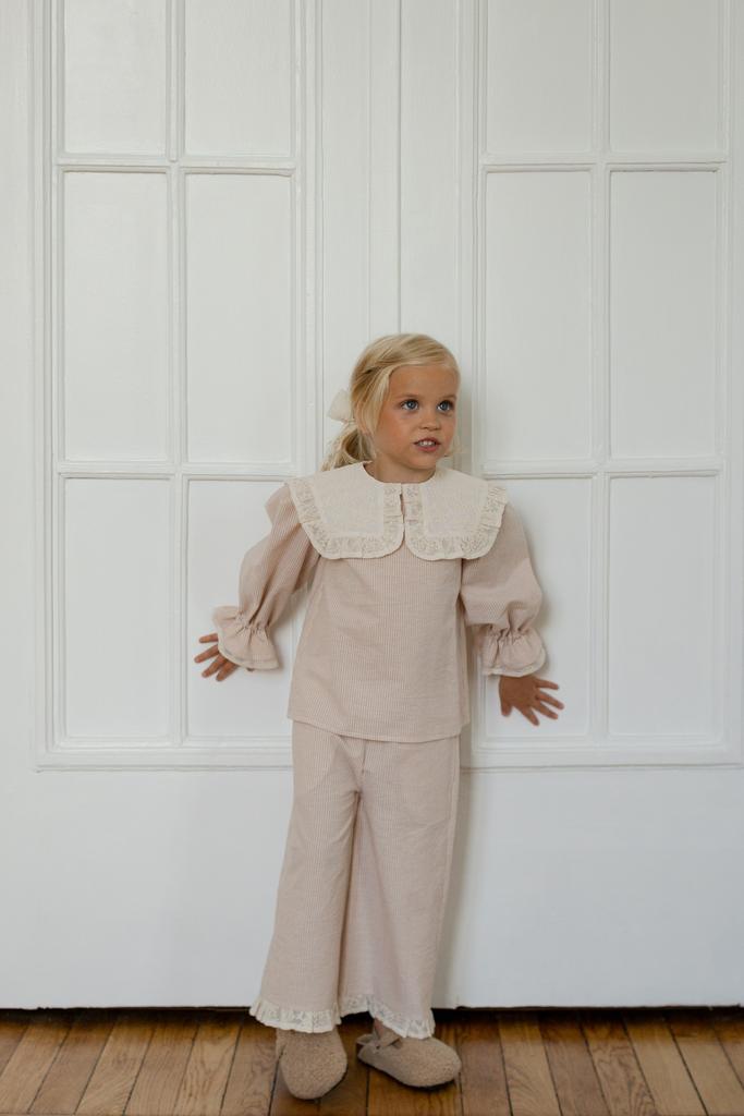 Костюм в розовую полоску