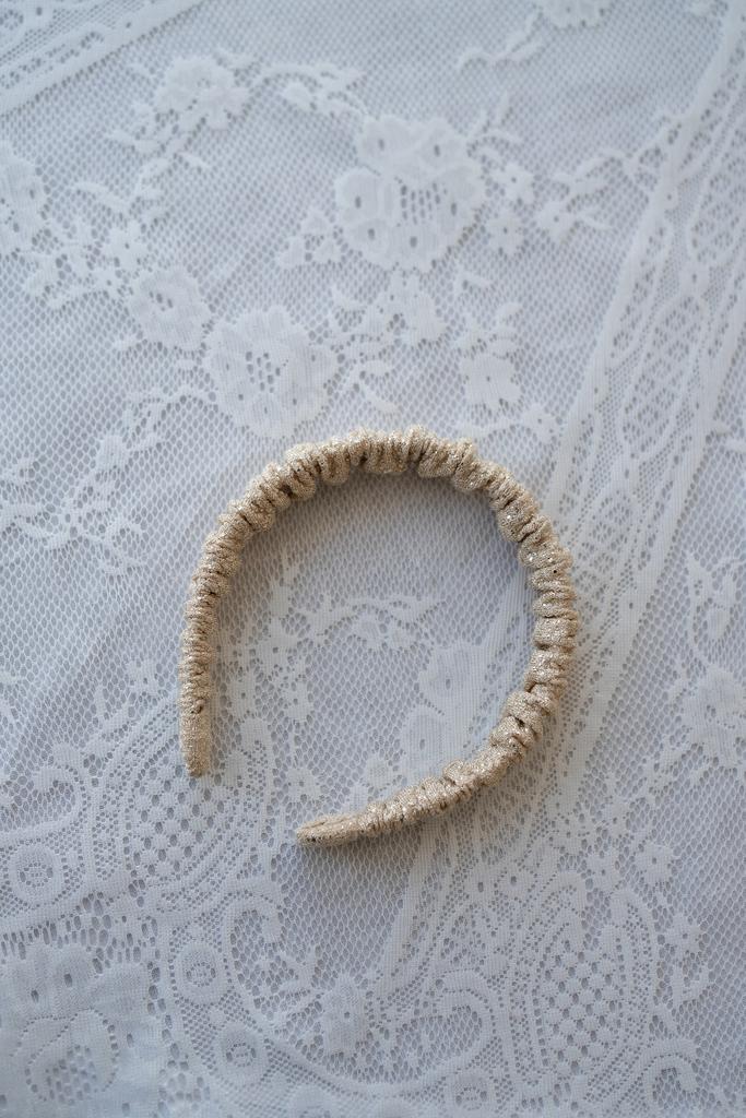 Ободок с золотым оттенком