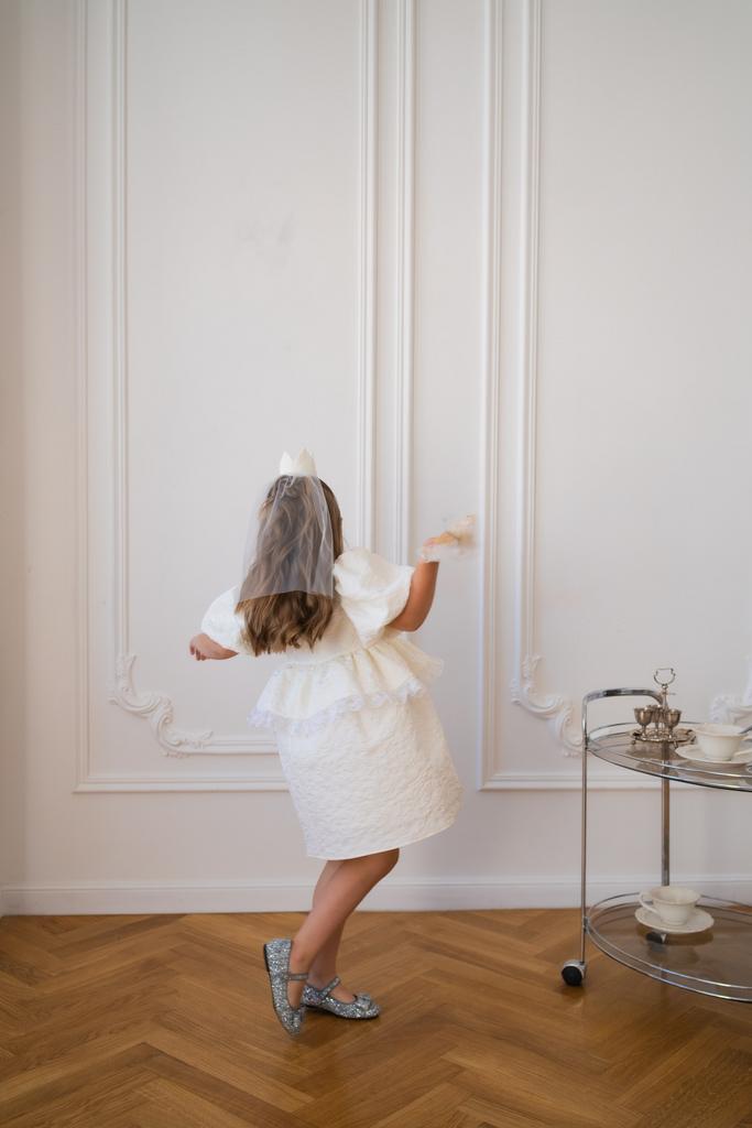 Молочное платье с оборкой и кружевом